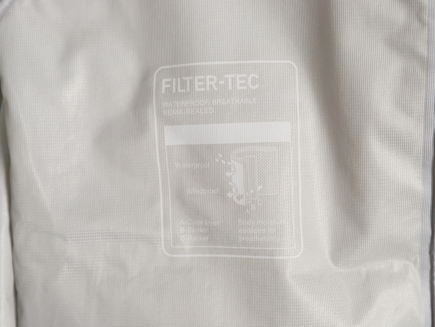 🔝KAILAS 凱樂石 博格達系列 輕量防風防水戶外徒步登山衝鋒衣 
  防水防風透氣防紫外線
 -輔料：原版拆解開發，一比一定制的小標，領標，水洗，吊牌，五金等等。

- FILTERTEC 3L面料：採用凱樂石自主研發的FILTERTEC 3L面料，由外層40D尼龍、中層ePTFE納米微孔膜、內層親膚處理工藝構成，防水指數20000mm，透氣指數20000g/㎡/24h，可抵御暴雨級降水和7級強風，同時快速排出汗氣，避免悶熱。

- 全壓膠工藝：整衣接縫處採用全壓膠工藝，有效防止水分從接