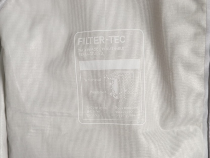 🔝KAILAS 凱樂石 博格達系列 輕量防風防水戶外徒步登山衝鋒衣 
  防水防風透氣防紫外線
 -輔料：原版拆解開發，一比一定制的小標，領標，水洗，吊牌，五金等等。

- FILTERTEC 3L面料：採用凱樂石自主研發的FILTERTEC 3L面料，由外層40D尼龍、中層ePTFE納米微孔膜、內層親膚處理工藝構成，防水指數20000mm，透氣指數20000g/㎡/24h，可抵御暴雨級降水和7級強風，同時快速排出汗氣，避免悶熱。

- 全壓膠工藝：整衣接縫處採用全壓膠工藝，有效防止水分從接