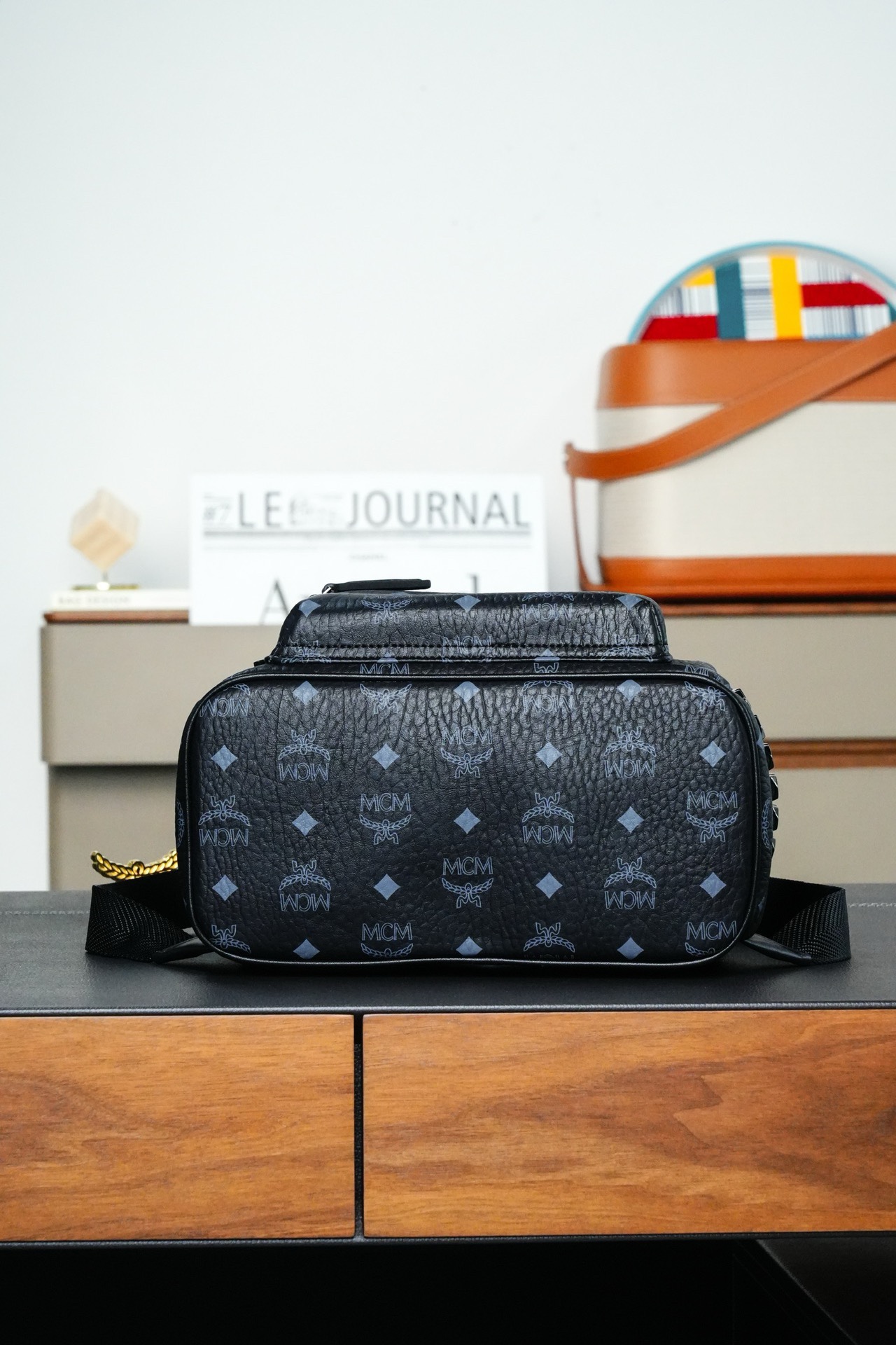 ⚠️®全新升级®𝙈𝘾𝙈 𝙎𝙩𝙖𝙚𝙠 𝙑𝙞𝙨𝙚𝙩𝙤𝙨
实拍黑色小号#铆钉双肩包老花满印黑色标志性的 Visetos 黑色涂层 # 结构化设计拥有宽敞的内部空间和金字塔形铆钉饰边 造型风格前卫 # 男女同款包 # 背包里的黑酷天花板