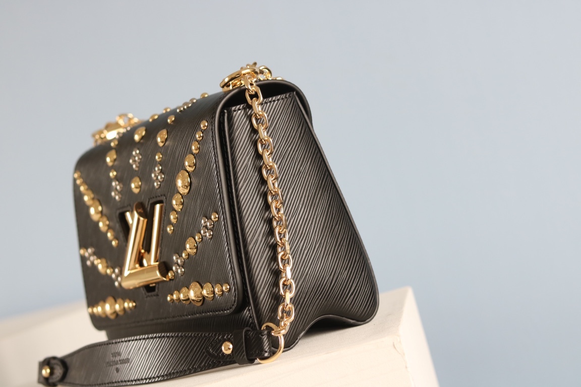 原版品質50306/50280/50282 原版中號[玫瑰]貨比三家，請認准內碼：0088[太陽][太陽]LV最新最火款Twist Denim出貨了💃此款Twist中號手袋飾有由刻有圖案的花形金色與銀色鉚釘組成的旭日花紋，與巴黎芳登廣場路易威登旗艦店前的巨型太陽雕像遙相呼應。由Epi皮革裁制而成，打造優雅晚裝造型的珍貴之選。 外型小巧，別緻的弧形底座增加了手袋容量[強]可調節鏈條適合斜跨或優雅的肩背[強]中號尺寸:23*18*8cm