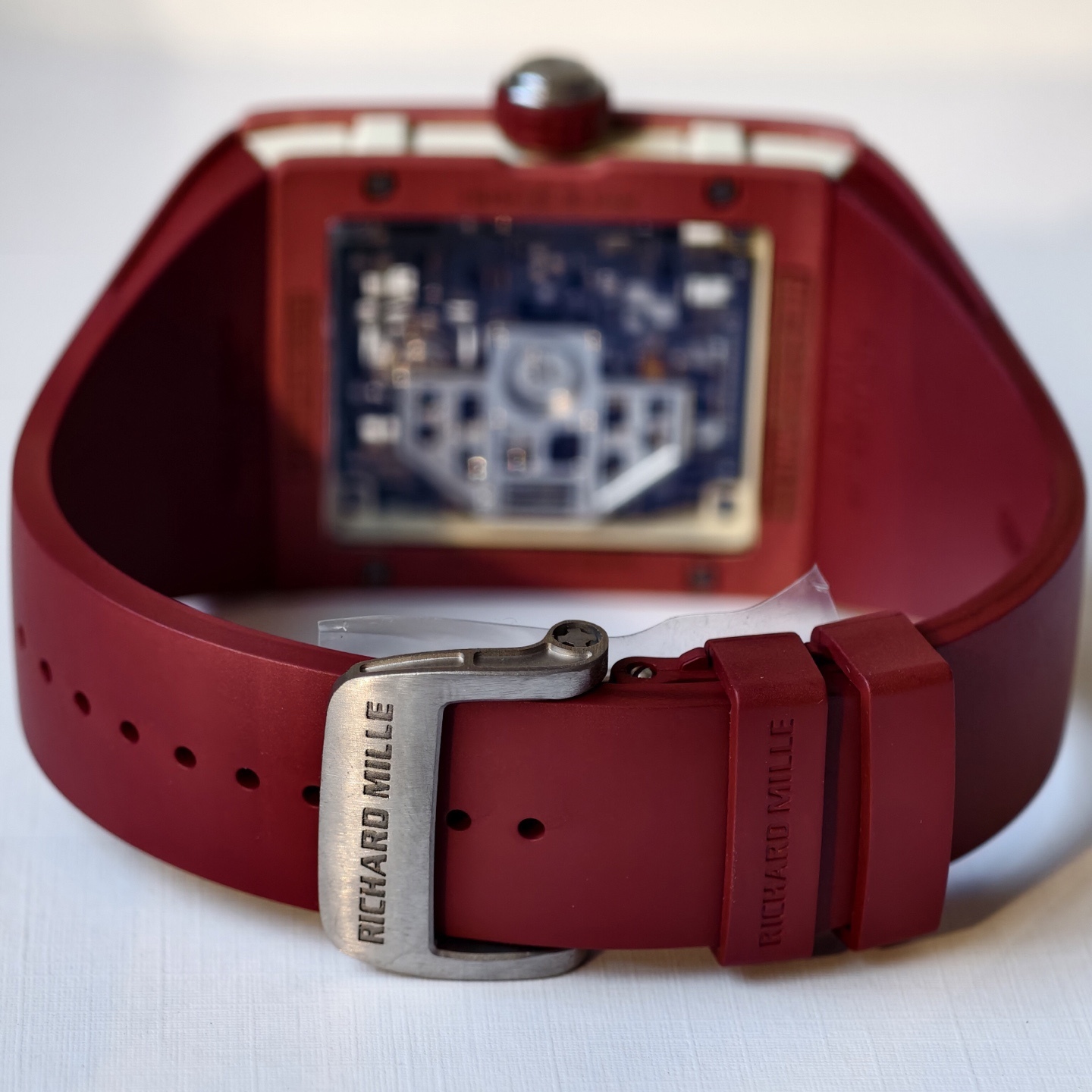 UMI 工作室 ✨
RM016 傲然問世重新定義鏤空美學的機械巔峰 🔥⚙️👑

🛠️表殼：五級鈦金屬精細拉絲表殼，和鈦合金骨架包膠表殼將複雜的鏤空結構極限壓縮在方寸之間。材質輕盈卻硬度驚人。方形表殼貼合手腕，更加適合日常佩戴。
⚙️機芯技術：定製版RM005-S一體機，
1.搭載可變幾何結構單向擺陀，優化上鏈的效率
2.最大限度還原了正品鏤空美學的機械巔峰
🧩錶帶：標配定制級絲絨觸感超輕天然橡膠錶帶，和RM專屬鈦合金表扣。讓您隨時進入“人表合一”的零觸感佩戴境界。
🔍技術要點：最大賣點在於藍寶石