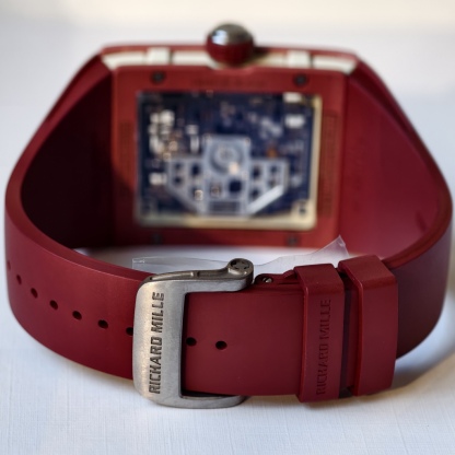 UMI 工作室 ✨
RM016 傲然問世重新定義鏤空美學的機械巔峰 🔥⚙️👑

🛠️表殼：五級鈦金屬精細拉絲表殼，和鈦合金骨架包膠表殼將複雜的鏤空結構極限壓縮在方寸之間。材質輕盈卻硬度驚人。方形表殼貼合手腕，更加適合日常佩戴。
⚙️機芯技術：定製版RM005-S一體機，
1.搭載可變幾何結構單向擺陀，優化上鏈的效率
2.最大限度還原了正品鏤空美學的機械巔峰
🧩錶帶：標配定制級絲絨觸感超輕天然橡膠錶帶，和RM專屬鈦合金表扣。讓您隨時進入“人表合一”的零觸感佩戴境界。
🔍技術要點：最大賣點在於藍寶石