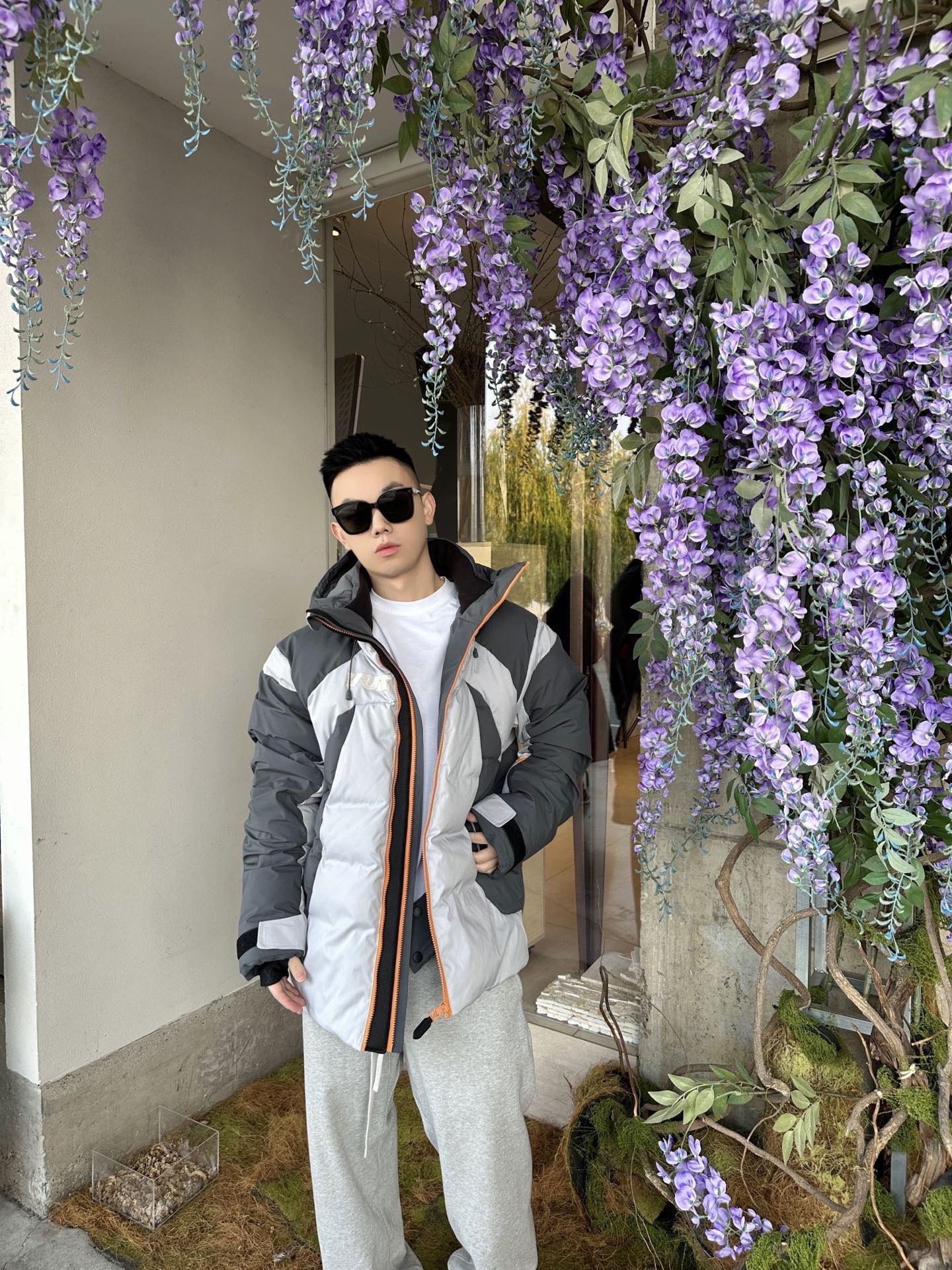 Louis Vuitton/路易威登 25Fw 滑雪系列花卉雙拉鍊連帽羽絨服
定制5合1防絨密織與3合1雙線防絨格紋料，新國標90白鴨絨，充絨飽滿，極致禦寒。 電腦機械充絨，精准計算克重，數字稱重，確保蓬松均勻。進口機刺繡，精密控制，線條流暢細膩。壓花復合，電腦掃描對位，特製膠水固化，粘接牢固。 膠漿印花，三次網板修改，烘烤固色，圖案持久。3D立體絎縫，數控分隔，防止羽絨結塊移位。
A Size:46-52