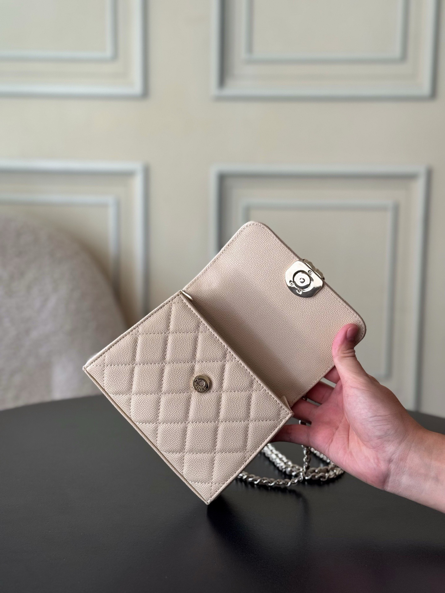 Chanel 25S 新款本季 最火的小球牛皮Kelly 手柄包
這顆絕對是黑馬
第一眼看到就深深愛上💕
顏值不必說 直接閉眼入不會錯
很好打理 也是百搭型
實現了單背斜挎腋下背手拎的效果📷
簡直就是福音〰️
很精緻 值得珍藏🔝

五金：全鋼18K淺金
皮料：獨家Haas小牛皮
尺寸：𝟏𝟒.𝟓*𝟏𝟏.𝟓*𝟓.𝟓 𝚌𝚖
型號：AS3237