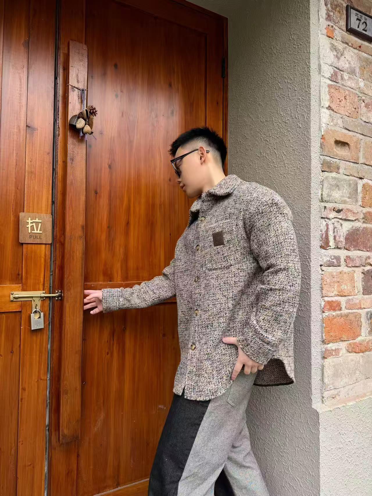 🔝LOEWE羅意威 皮章口袋羊毛混紡外套
採用精心配比的混紡面料，羊毛提供天然保暖與挺括廓形，馬海毛賦予面料細膩蓬松的絨毛感，少量錦綸的餵入則增強耐磨性與抗皺性，三者融合打造中克重的理想厚度，兼顧溫度與輕盈。通過“雙面磨毛”工藝處理，面料表面呈現豐盈的短絨毛肌理，觸感如羊絨般柔軟親膚，同時保留羊毛混紡的筋骨感。微型格紋圖案以沙米色為基底，交織灰、棕、藍三色紗線，通過色織工藝織就，微型格紋尺寸統一，細膩而不張揚，呈現低調的復古韻味。
面料經過3道磨毛工序，確保絨毛長度均勻（约0.3mm）