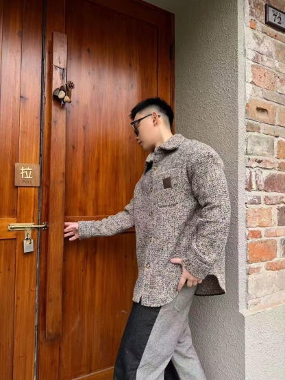 🔝LOEWE羅意威 皮章口袋羊毛混紡外套
採用精心配比的混紡面料，羊毛提供天然保暖與挺括廓形，馬海毛賦予面料細膩蓬松的絨毛感，少量錦綸的餵入則增強耐磨性與抗皺性，三者融合打造中克重的理想厚度，兼顧溫度與輕盈。通過“雙面磨毛”工藝處理，面料表面呈現豐盈的短絨毛肌理，觸感如羊絨般柔軟親膚，同時保留羊毛混紡的筋骨感。微型格紋圖案以沙米色為基底，交織灰、棕、藍三色紗線，通過色織工藝織就，微型格紋尺寸統一，細膩而不張揚，呈現低調的復古韻味。
面料經過3道磨毛工序，確保絨毛長度均勻（约0.3mm）