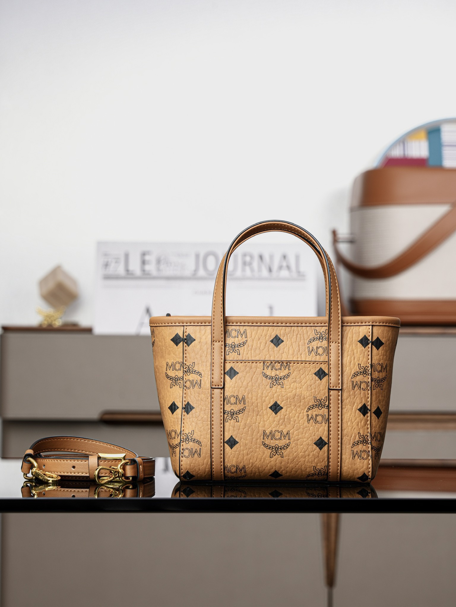 ®全新升級®官網同步
𝙈𝘾𝙈 𝙏𝙤𝙣𝙞 𝙓-𝙈𝙞𝙣𝙞
超迷你乾邑色#菜籃子

·CP獨家出品｜乾邑色
🉑️單肩🉑️斜挎 官網同步上新！
這款縮小版的Toni購物袋採用獨特的幾何設計，是一款小巧的隨身包袋。柔軟的皮革提手及可調節的皮革肩帶則可實現兩種攜帶方式。

型號：MWPFSMT03CO001
尺寸：16*9*14cm
肩帶：可調節100-126cm
開合：拉鍊式
顏色：乾邑色/Cognac🟫