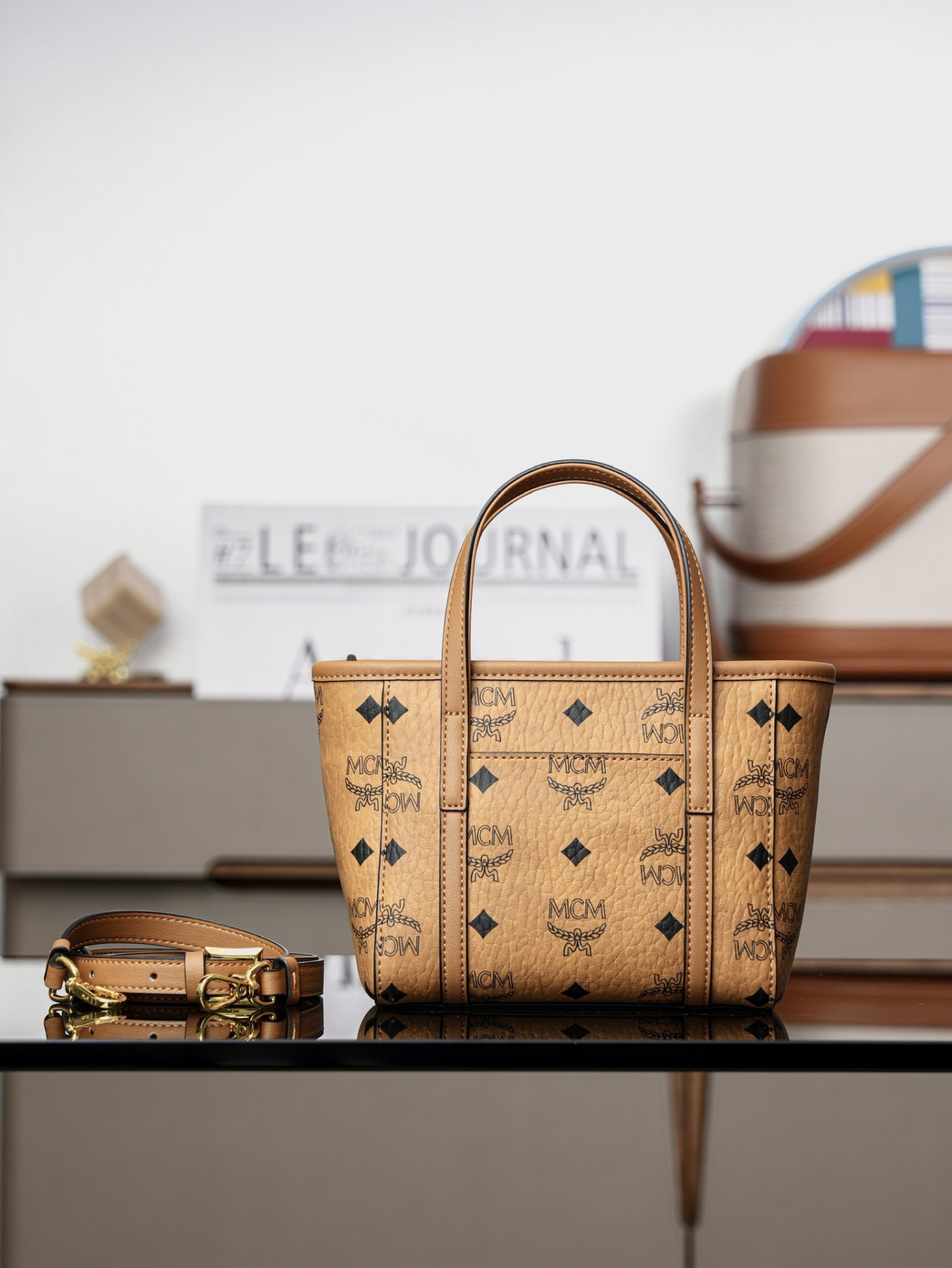 ®全新升級®官網同步
𝙈𝘾𝙈 𝙏𝙤𝙣𝙞 𝙓-𝙈𝙞𝙣𝙞
超迷你乾邑色#菜籃子

·CP獨家出品｜乾邑色
🉑️單肩🉑️斜挎 官網同步上新！
這款縮小版的Toni購物袋採用獨特的幾何設計，是一款小巧的隨身包袋。柔軟的皮革提手及可調節的皮革肩帶則可實現兩種攜帶方式。

型號：MWPFSMT03CO001
尺寸：16*9*14cm
肩帶：可調節100-126cm
開合：拉鍊式
顏色：乾邑色/Cognac🟫