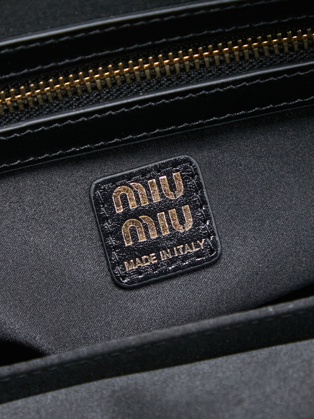 Miumiu新款贝壳包油蜡皮复古美， 审美真的很在线噢， 多种背法的松弛感拉满贝壳形状+手柄设计， 复古又时尚  ，慵懒的风格 不论是日常闲坐还是约会逛街都是很时髦. 总之就是很好看啦.. 可自己diy小挂件哦～