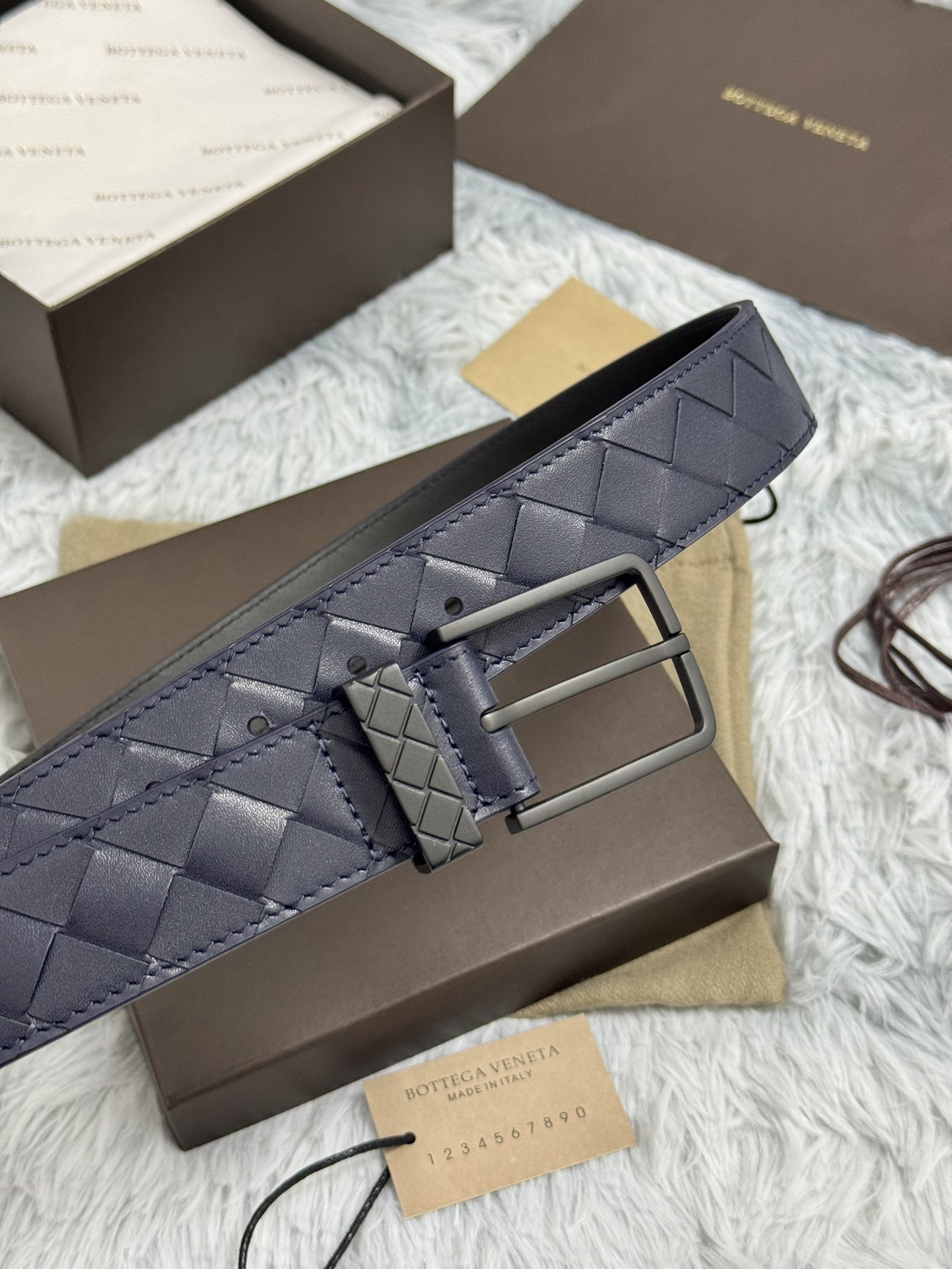 BOTTEGA VENETA   3.5cm   
手工編織牛皮經典之作
每個細節都體現出至高的品味和格調
整體造型增添優雅韻味  
低調奢華的典範
優雅迷人氣息
精緻的手工藝製作。