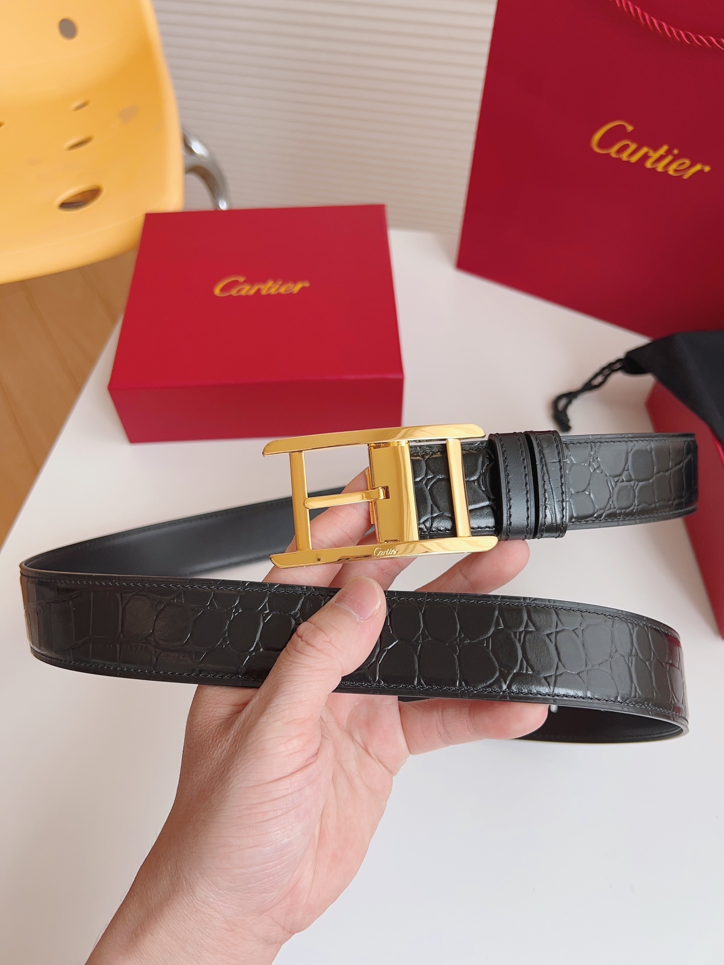 
Cartier（卡地亞）憑借匠心傑作展現與眾不同的美感，融合精湛工藝與經典設計，演繹雋永風格；瀟灑不羈，果敢獨立！此款式易搭配服飾；休閒正裝兩相宜。皮帶寬度：35mm