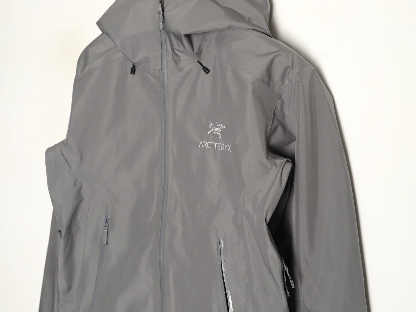 🔝ARC‘TERYX 始祖鳥 BETA LT戶外防水硬殼衝鋒衣
市場獨家全溢膠版本 一比一細節還原
YB四次壓膠工藝 整衣3D立體仿生學設計衣長臂彎 TRI-DURANCE防水防雨面料 自行區別市面先行版本 原包裝原標 全套輔料定制 整衣 腋下YKK雙向拉鍊 五金全部開模定制
R1 SIZE：S-XXL