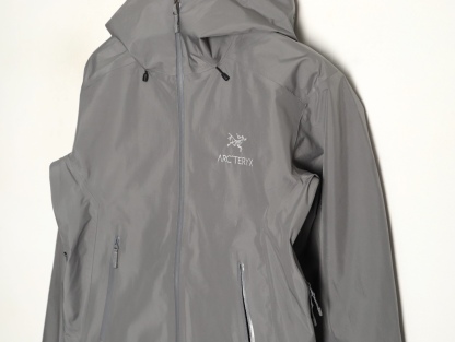 🔝ARC‘TERYX 始祖鳥 BETA LT戶外防水硬殼衝鋒衣
市場獨家全溢膠版本 一比一細節還原
YB四次壓膠工藝 整衣3D立體仿生學設計衣長臂彎 TRI-DURANCE防水防雨面料 自行區別市面先行版本 原包裝原標 全套輔料定制 整衣 腋下YKK雙向拉鍊 五金全部開模定制
R1 SIZE：S-XXL