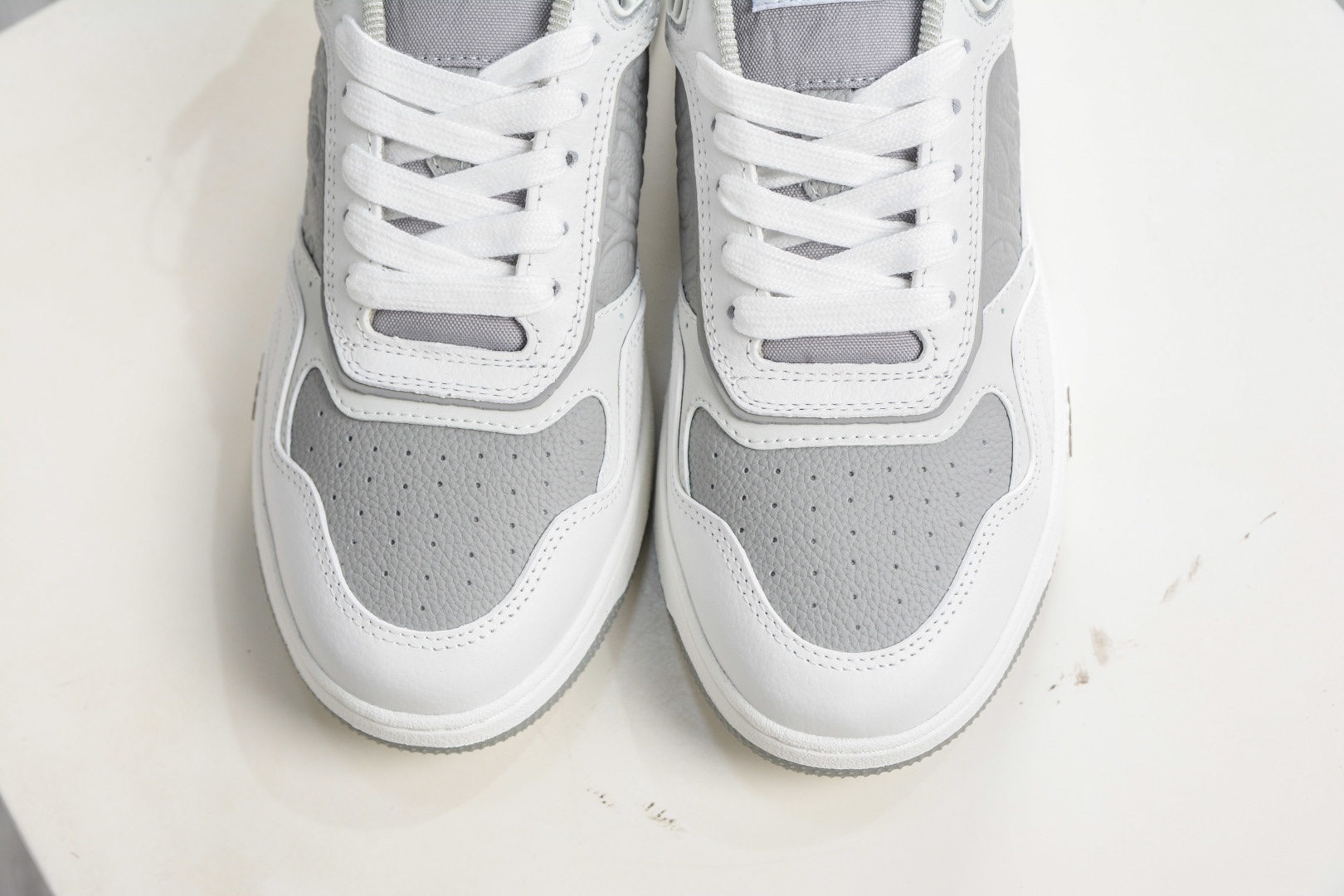 迪奧 B27休閒運動鞋 延續 Dior的經典款式B27 
尺碼：39 40 41 42 43 44 45