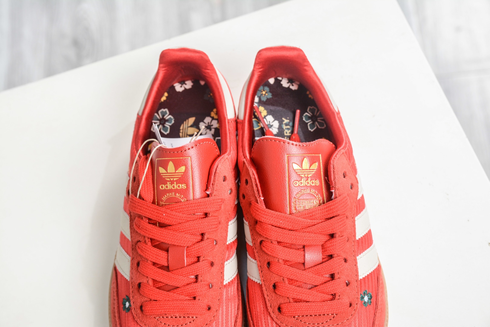 adidas originals SAMBA OG W 此款鞋延續了橡膠外底和經典款式的傳統。
貨號：IH9056
Size：35 36 36.5 37 38 38.5 39 40 40.5 41 42 42.5 43 44 44.5 45