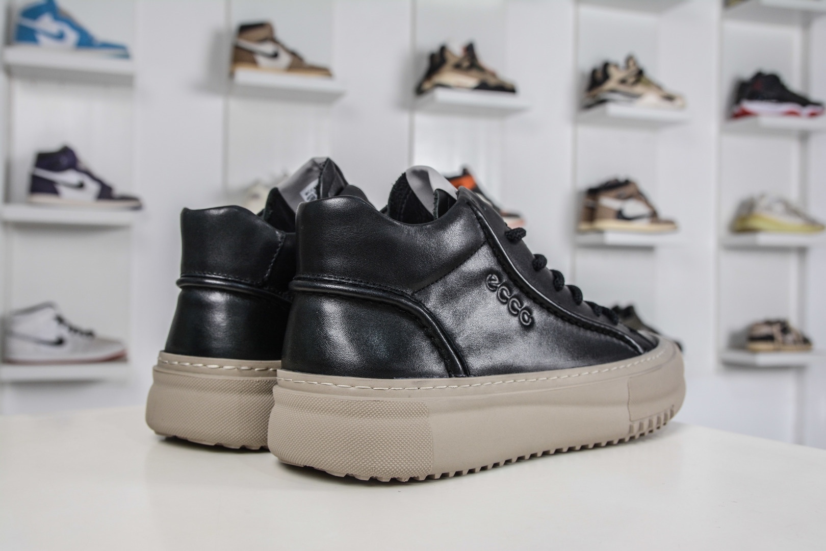 ECCO愛步男鞋中高幫熱門款 厚底增高潮酷板鞋 街頭時尚 休閒百搭 意趣出街 玩轉城市 
碼數：38 39 40 41 42 43 44（皮鞋碼）