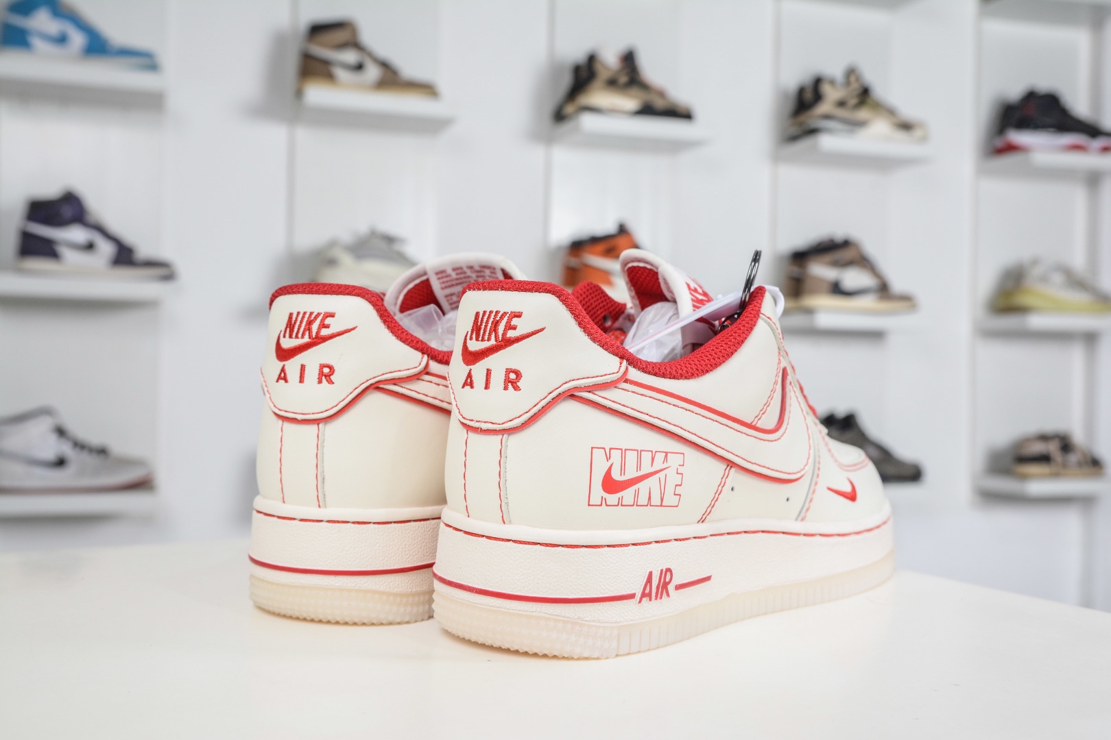 NIke Air Force 1 '07 Low 白紅兔八哥 
貨號：SM6668 132
Size: 36 36.5 37.5 38 38.5 39 40 40.5 41 42 42.5 43 44 44.5 45