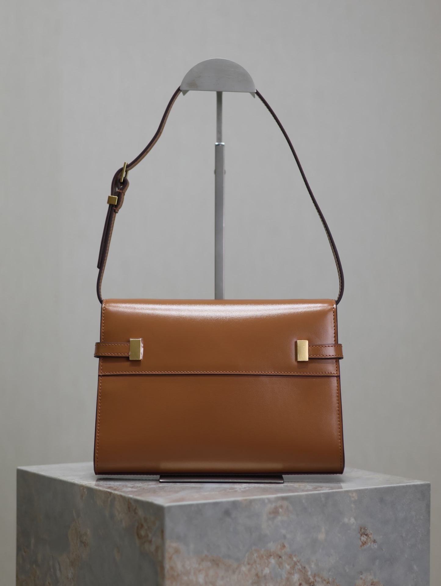 Manhattan_24cm
專櫃同步新款Manhattan法棍包小號24cm全新到貨！最新包型翻蓋曼哈頓法棍包，一改以往經典的logo，取而代之低調簡約的設計風格，它有點像H家的凱莉，很有復古的味道！商務➕休閒兩者結合，總結起來就是百搭！可以手拿，可以單肩或斜挎，一包多用，滿足了商務型女士，又滿足了小女生的休閒！精心挑選的原廠皮、完美的走線、精緻的五金讓整個包包都散髮出高級的味道！
型號：675626
尺寸：24x17.5x6cm