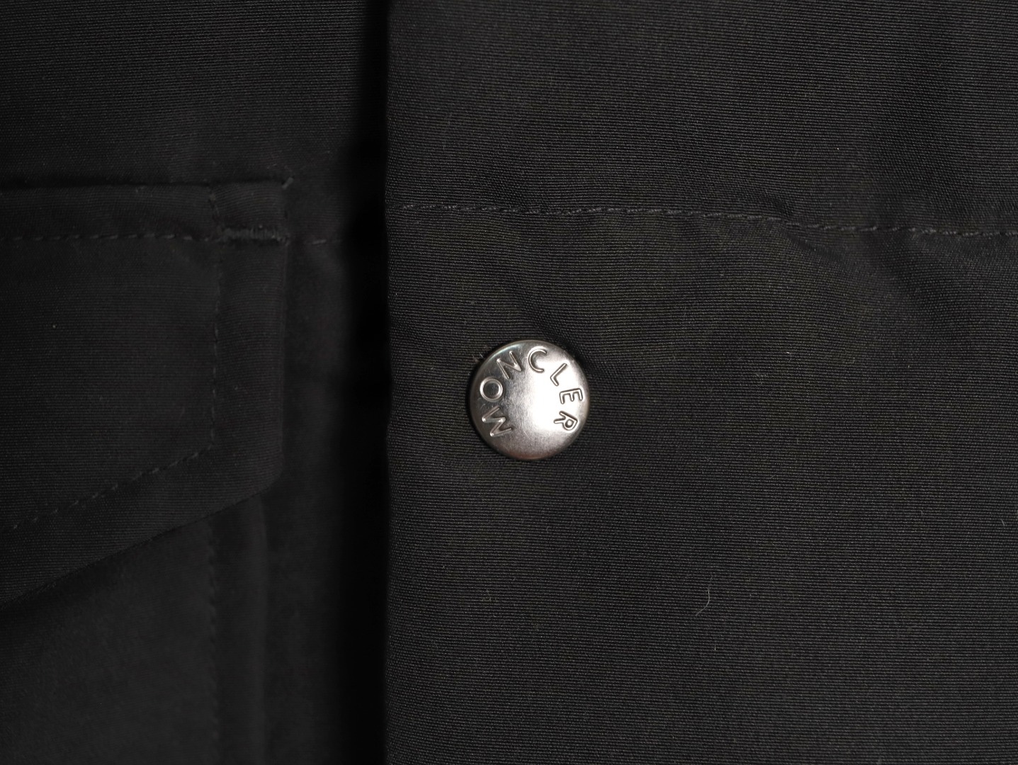 Moncler/蒙口 Gamme Rouge雙口袋連帽羽絨服
Moncler Gamme Rouge男士羽絨服，酒紅色超
有質感，尼龍面料防潑水，90絨填充保暖力滿分
。連帽設計＋金屬按扣，細節控必入！兩個翻蓋
口袋超實用，寬松版型，隨便搭配都很時髦，冬季
出街或戶外都很適合～
A Size:1-5