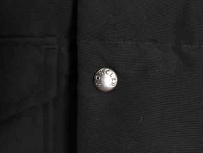 Moncler/蒙口 Gamme Rouge雙口袋連帽羽絨服
Moncler Gamme Rouge男士羽絨服，酒紅色超
有質感，尼龍面料防潑水，90絨填充保暖力滿分
。連帽設計＋金屬按扣，細節控必入！兩個翻蓋
口袋超實用，寬松版型，隨便搭配都很時髦，冬季
出街或戶外都很適合～
A Size:1-5