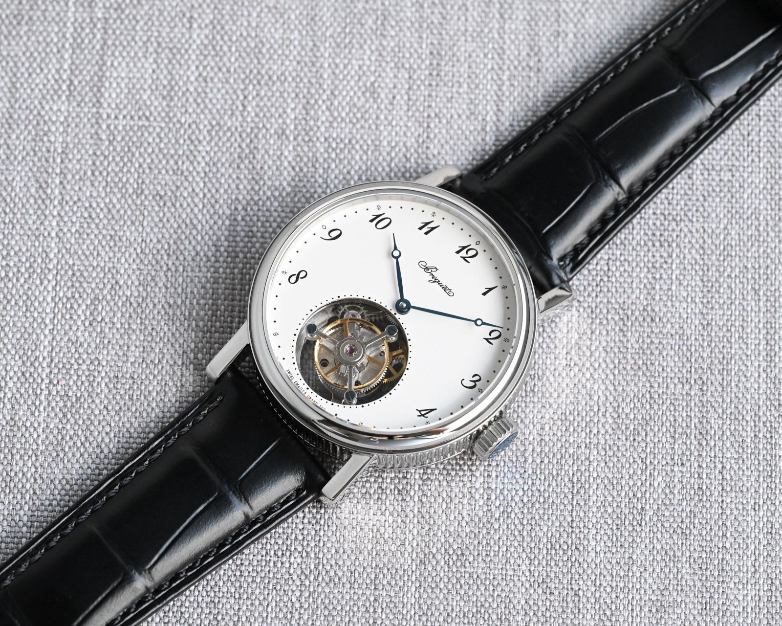 TW Factory  224年前，阿伯拉罕-路易·寶璣 🏅️KF1 先生在他所創立的巴黎鐘錶堤岸制表工坊中，寶肌 創造了制表史上令無數人贊嘆的陀飛輪調速裝置。這一無比複雜的精密機構彰顯了寶璣先生卓然超群的遠見與創想，時至今日仍對高級制表業有著重要意義。至今，陀飛輪的作用和意義已不僅是提高走時的精准度，📸而是譜寫了制表領域的輝煌篇章。寶璣陀飛輪時計臻品在百年徵程中不斷創新，超越自我，集精湛機械製造技藝與深厚美學原理於一身，創制出演繹複雜迷人的機械世界。腕表的表冠上刻有著名的寶璣品牌標誌