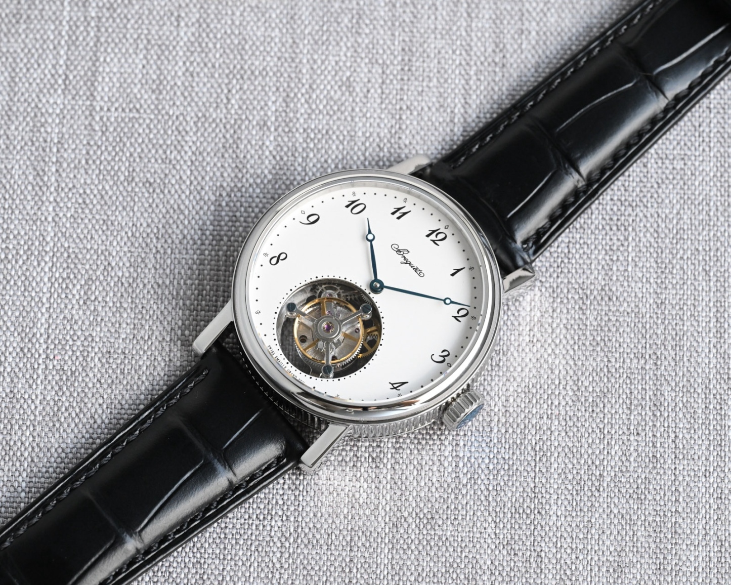 TW Factory  224年前，阿伯拉罕-路易·寶璣 🏅️KF1 先生在他所創立的巴黎鐘錶堤岸制表工坊中，寶肌 創造了制表史上令無數人贊嘆的陀飛輪調速裝置。這一無比複雜的精密機構彰顯了寶璣先生卓然超群的遠見與創想，時至今日仍對高級制表業有著重要意義。至今，陀飛輪的作用和意義已不僅是提高走時的精准度，📸而是譜寫了制表領域的輝煌篇章。寶璣陀飛輪時計臻品在百年徵程中不斷創新，超越自我，集精湛機械製造技藝與深厚美學原理於一身，創制出演繹複雜迷人的機械世界。腕表的表冠上刻有著名的寶璣品牌標誌