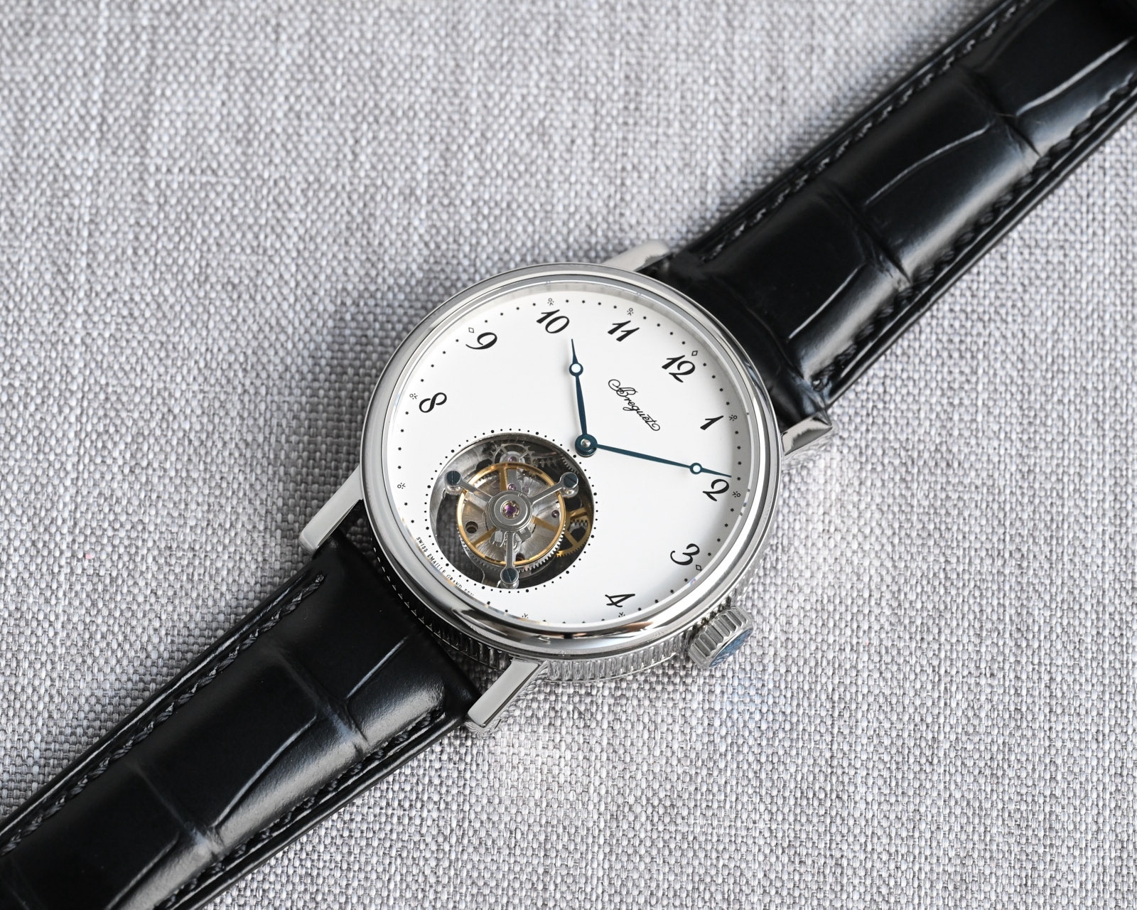 TW Factory  224年前，阿伯拉罕-路易·寶璣 🏅️KF1 先生在他所創立的巴黎鐘錶堤岸制表工坊中，寶肌 創造了制表史上令無數人贊嘆的陀飛輪調速裝置。這一無比複雜的精密機構彰顯了寶璣先生卓然超群的遠見與創想，時至今日仍對高級制表業有著重要意義。至今，陀飛輪的作用和意義已不僅是提高走時的精准度，📸而是譜寫了制表領域的輝煌篇章。寶璣陀飛輪時計臻品在百年徵程中不斷創新，超越自我，集精湛機械製造技藝與深厚美學原理於一身，創制出演繹複雜迷人的機械世界。腕表的表冠上刻有著名的寶璣品牌標誌