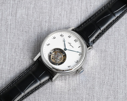 TW Factory  224年前，阿伯拉罕-路易·寶璣 🏅️KF1 先生在他所創立的巴黎鐘錶堤岸制表工坊中，寶肌 創造了制表史上令無數人贊嘆的陀飛輪調速裝置。這一無比複雜的精密機構彰顯了寶璣先生卓然超群的遠見與創想，時至今日仍對高級制表業有著重要意義。至今，陀飛輪的作用和意義已不僅是提高走時的精准度，📸而是譜寫了制表領域的輝煌篇章。寶璣陀飛輪時計臻品在百年徵程中不斷創新，超越自我，集精湛機械製造技藝與深厚美學原理於一身，創制出演繹複雜迷人的機械世界。腕表的表冠上刻有著名的寶璣品牌標誌