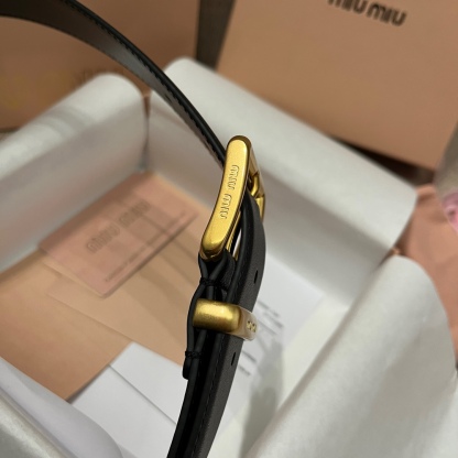 MiuMiu 今年大爆款上新‼️‼️
這就是野性與可愛結合的反差美！
關但寬度粗 腰頭大 有一種野性與可愛結合的反差美～
炎名系上有甜酷甜酷的氛圍感喔#
寬度 ：3.5cm