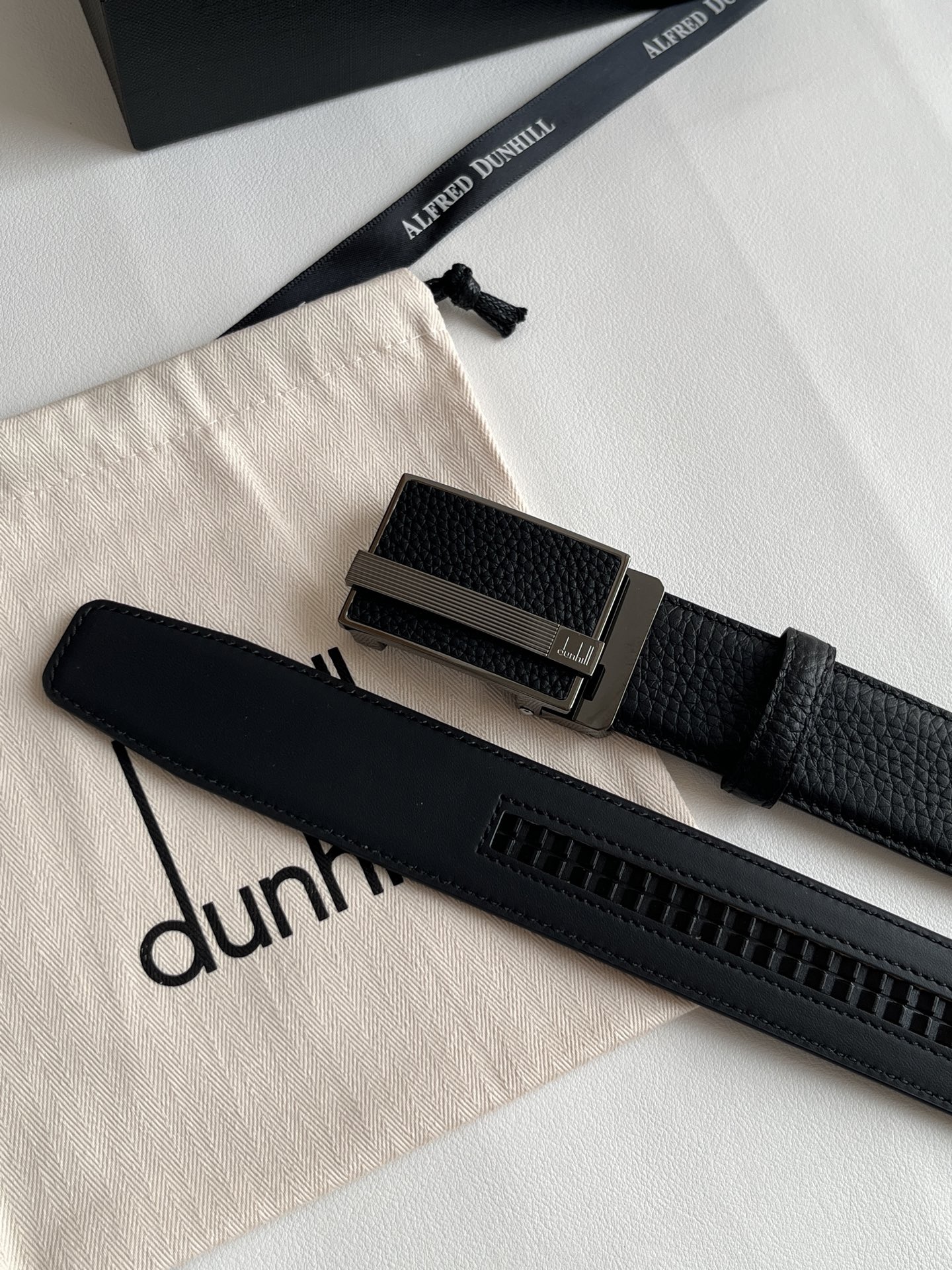 登喜路（Dunhill）是一家英國倫敦的男士奢侈品牌。皮帶以其精湛的工藝和經典的設計，成為男士配飾中的精品。皮帶的質感好、耐用性強，商務休閒百搭款！