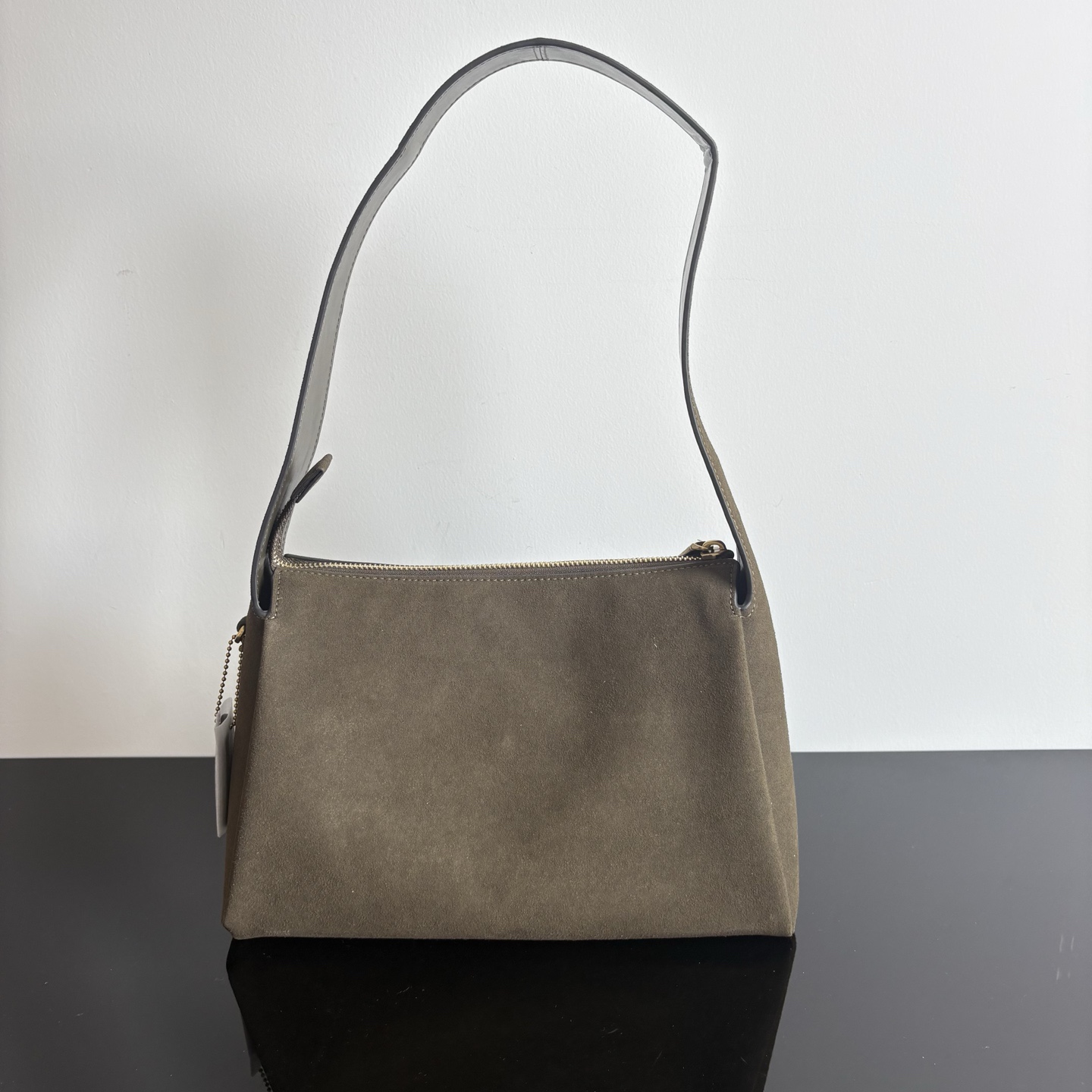 
新款hobo腋下包：CCC45荔枝紋黑色 灰色 酒紅
          CCC48鹿皮棕色 CCC48鹿皮墨綠
作為腋下包超級鬆弛下垂的風格，秋冬單品 容量超大還帶了一個磁扣的暗袋，出行遊玩或通勤都特別實用的一款。

尺寸：10*18*29。