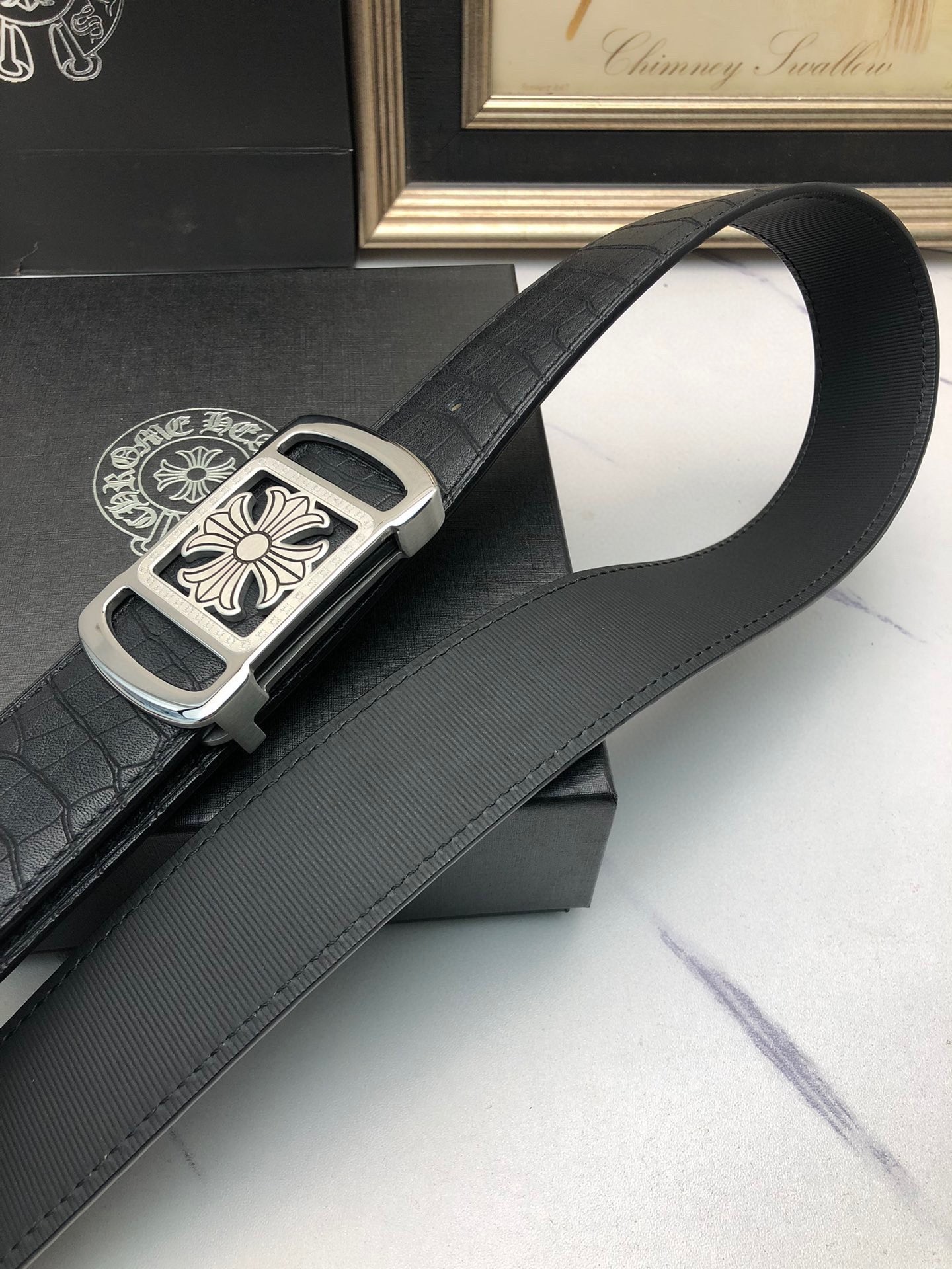 克羅星：原單頭層牛皮燙印花紋面，內襯頭層小牛皮底，搭配原單自動扣，可裁剪的自動帶，此款腰帶面雙採用意大利原定廠制進口牛皮帶身 ，對專版櫃足寬3.5