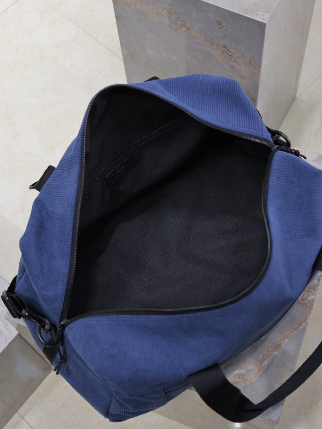 藍色絨面旅行手提袋✧
耐磨耐造的絨面料 絨面把手和牛皮肩帶 輕便時尚 包包容量非常大 手拎或者單肩挎著 都很大氣 簡約又高級的潮流高冷範
型號：581374
尺寸：50×26cm
手柄長度：18cm