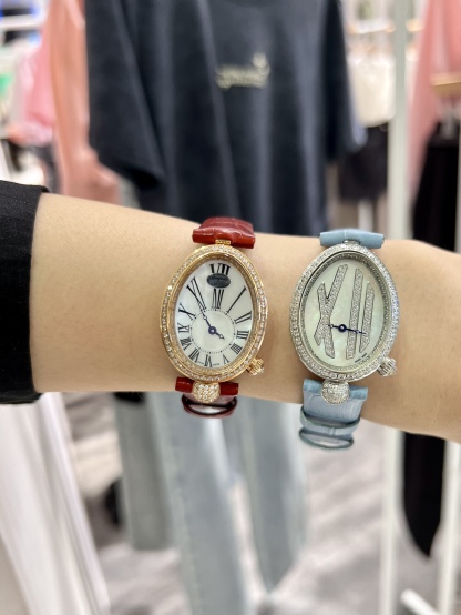 上手圖

優雅出品史上最強復刻女表——寶璣那不勒斯皇后  黃金殼  系列驚艷登場，修正市場版本的所有不足，高貴典雅，盡顯女王風範！
【表殼】腕表尺寸分別為中號36.5x28.5毫米 小號33 x 25毫米
鵝卵形表殼高雅大氣，表殼外緣飾有錢幣紋。表圈和表殼周圍鑲嵌共117顆施華洛水晶（約0.99克拉）。表冠處鑲有一顆梨形晶石（約0.26克拉）
【精彩細節】
1.與原裝吻合，在表殼背部均打有貴金屬標識，效果清晰工整，彰顯腕表檔次。2.穹面玻璃，從側面看不僅有魚眼效果，還能折射鑽石帶來的璀璨光芒，更顯腕表高貴