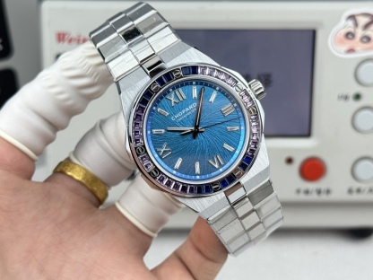 GHFactory 獨家力作👍
蕭邦AlpineEagle雪山傲翼系列
🌈彩T鑽🌟變色龍🦎滿天星✨限量款及隱藏款首推
如炬目光，比擬暗夜星芒⛰️於山川湖海間🌊洞見紳士願景與磅礡未來👔
尺寸：原裝一致41mmX9.7mm
機芯：9015改Chopard 01.01-c
錶鏈：獨家原版開模金磚型鏈節一體式錶鏈
岩石紋錶盤，鍍銠羅馬數字，時針及分針時標均覆以Super-LumiNova® X1級螢光塗層
致獻當代“雄鷹”，志存高遠之人在日常生活中超邁群倫，其視野啓迪人心、昇華情志。憑借遠見和決心，