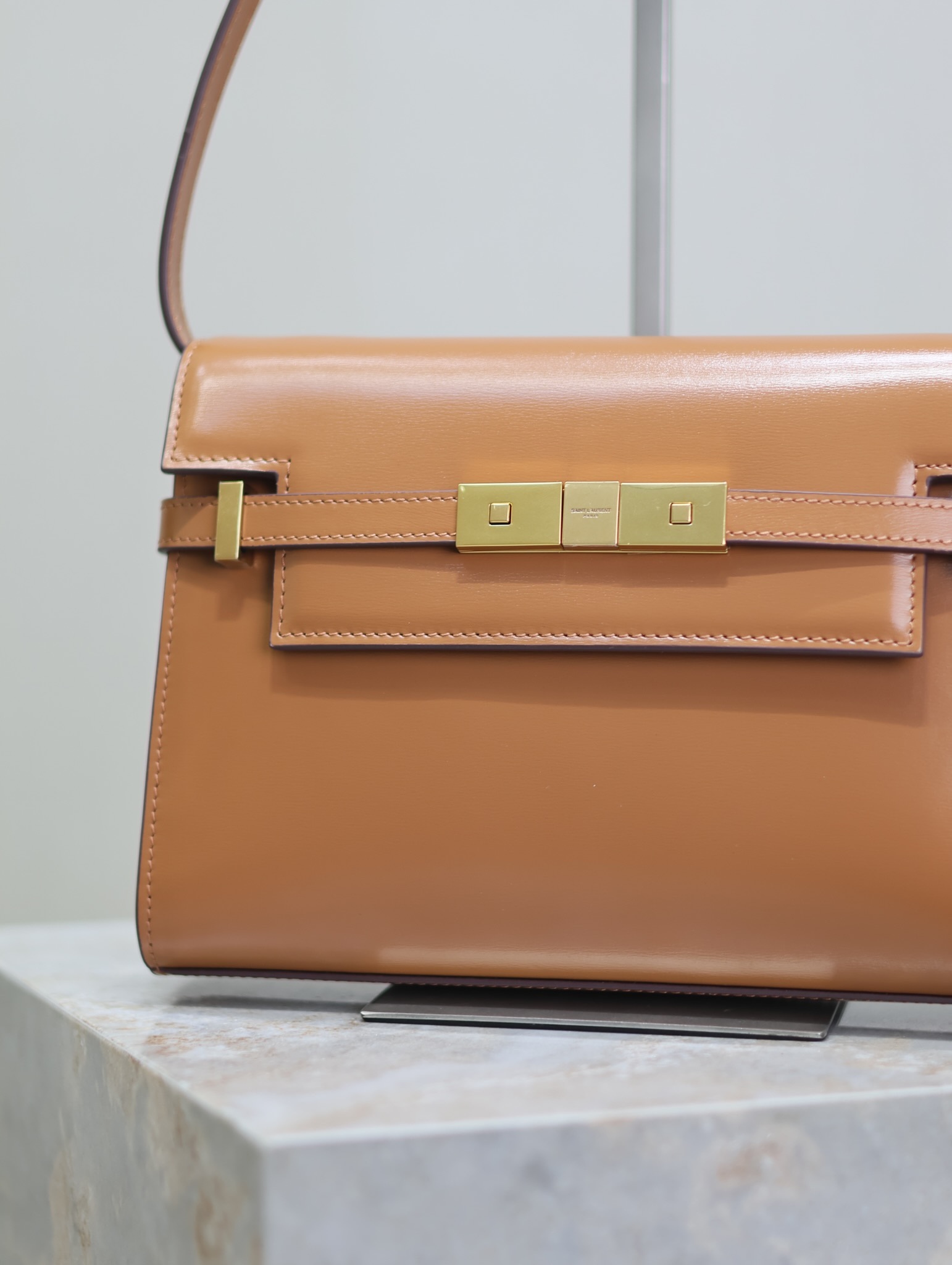 Manhattan_24cm
專櫃同步新款Manhattan法棍包小號24cm全新到貨！最新包型翻蓋曼哈頓法棍包，一改以往經典的logo，取而代之低調簡約的設計風格，它有點像H家的凱莉，很有復古的味道！商務➕休閒兩者結合，總結起來就是百搭！可以手拿，可以單肩或斜挎，一包多用，滿足了商務型女士，又滿足了小女生的休閒！精心挑選的原廠皮、完美的走線、精緻的五金讓整個包包都散髮出高級的味道！
型號：675626
尺寸：24x17.5x6cm