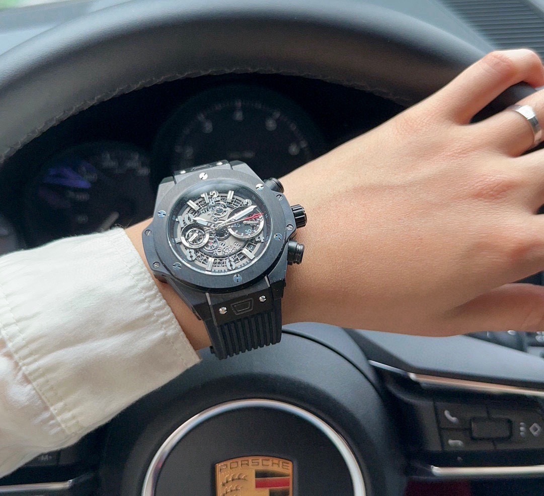 恆寶 Hublot精品男士腕表，勁爆鏤空設計，技藝精湛，獨具匠心，尊貴大氣，紳士風範。採用全自動機械機芯，頂級316精鋼表殼，天然橡膠錶帶，礦物質超強鏡面，尺寸43*13