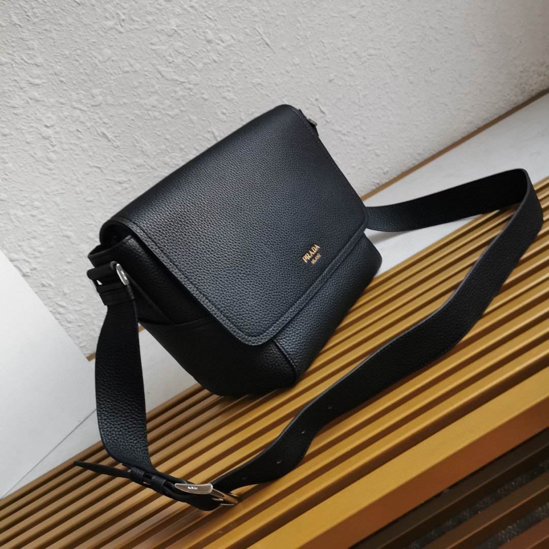 【 原單】🎉新款郵差包🎉🎉2VD069🎉🎉這款皮革單肩包採用進口小牛皮，彰顯時尚休閒格調。精緻小巧，翻蓋廓形搭配可調節肩帶，飾有金屬五金配件和字母徽標。翻蓋設計 上身效果非常酷，寶寶們，趕緊入手吧🎉🎉長22x高22x底12cm🎉🎉🎉👏👏