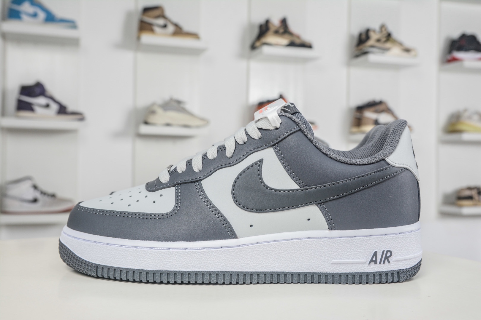 NK Air Force 1 '07 Low 深灰白 
貨號：FJ4146 004
Size：36 36.5 37.5 38 38.5 39 40 40.5 41 42 42.5 43 44 44.5 45