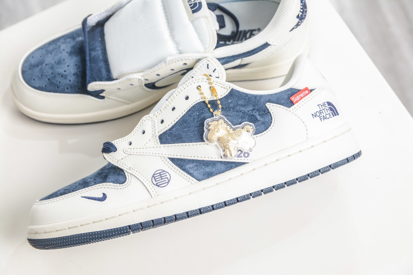 The North Face x Supreme x Travis Scott x Air Jordan 1 Low喬丹1代低幫倒鈎北面Sup馬年限定聯名-白深藍  定制配色 
貨號:DM7866 125
SIZE：36 36.5 37.5 38 38.5 39 40 40.5 41 42 42.5 43 44 44.5 45