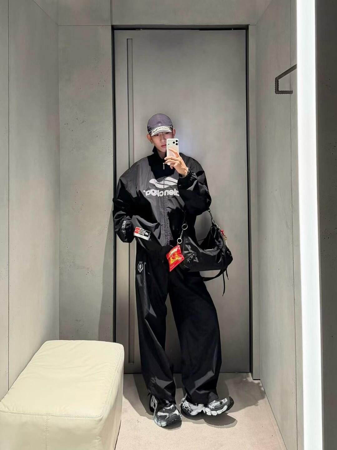 🔝Balenciaga 巴黎世家 26SS 3M徽章衝鋒衣夾克外套
Football系列夾克 黑色主調+灰色Logo刺繡 緞面材質自帶光澤 oversize版型超顯瘦 立領設計利落有型 袖口和下擺細節豐富 左下角“88”數字+品牌元素 辨識度超高 日常街頭、暗黑風都能輕鬆駕馭 搭配同系列衛衣或褲子 酷感造型輕鬆get
尺碼：XS-L