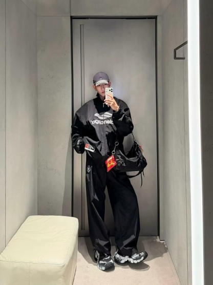 🔝Balenciaga 巴黎世家 26SS 3M徽章衝鋒衣夾克外套
Football系列夾克 黑色主調+灰色Logo刺繡 緞面材質自帶光澤 oversize版型超顯瘦 立領設計利落有型 袖口和下擺細節豐富 左下角“88”數字+品牌元素 辨識度超高 日常街頭、暗黑風都能輕鬆駕馭 搭配同系列衛衣或褲子 酷感造型輕鬆get
尺碼：XS-L