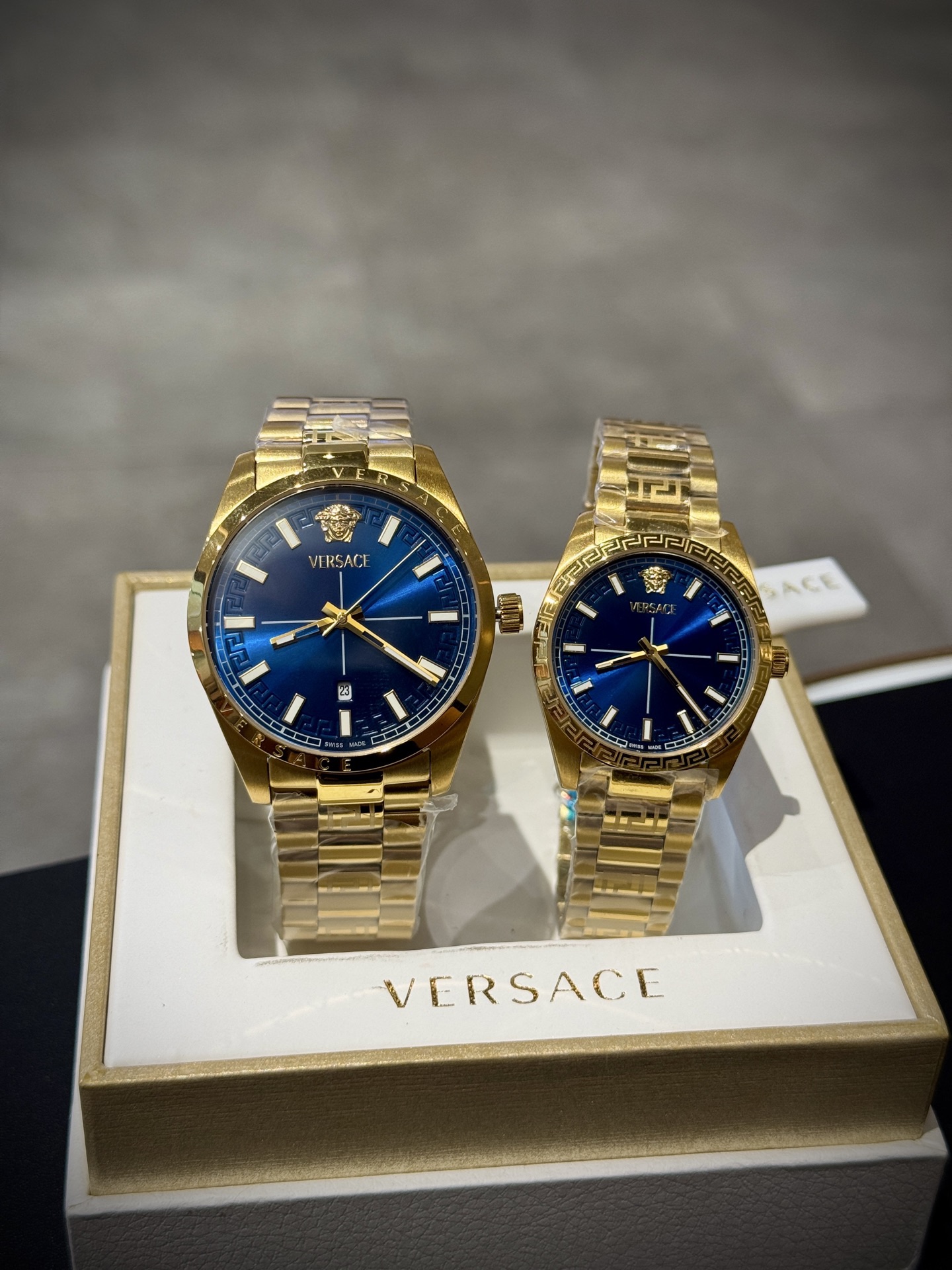 
Versace範思哲石英手錶，VERSACE MILLENYIUM  LADY系列，採用希臘回紋元素錶盤，12時位飾有美杜莎頭像展現範思哲經典圖案魅力，錶鏈印刻希臘回紋搭配雙按蝴蝶扣設計，兼具時尚與舒適，錶盤男款40mm 女款32mm 30米生活防水，進口石英機芯

立即搶購👉