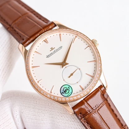 APS新品首發 積家大師系列1218420，傳統與現代的和諧樂章。Master Ultra Thin 超薄大師系列小秒針腕表精鋼款搭（直徑 39 毫米），內載896機芯。此自動上鏈機械機芯精准指示時、分、小秒。
1⃣全新大師系列兩針半採用原裝一致的896機新一比一開模
2⃣簡約精緻的錶盤採用立體式logo，錶盤搪瓷精緻而細膩，帶有標誌性的放射紋
3⃣指針與原裝一致採用陰陽針，一半拉絲一半拋光，錶帶採用進口小牛皮，一鍵式快拆錶帶表扣更加便捷