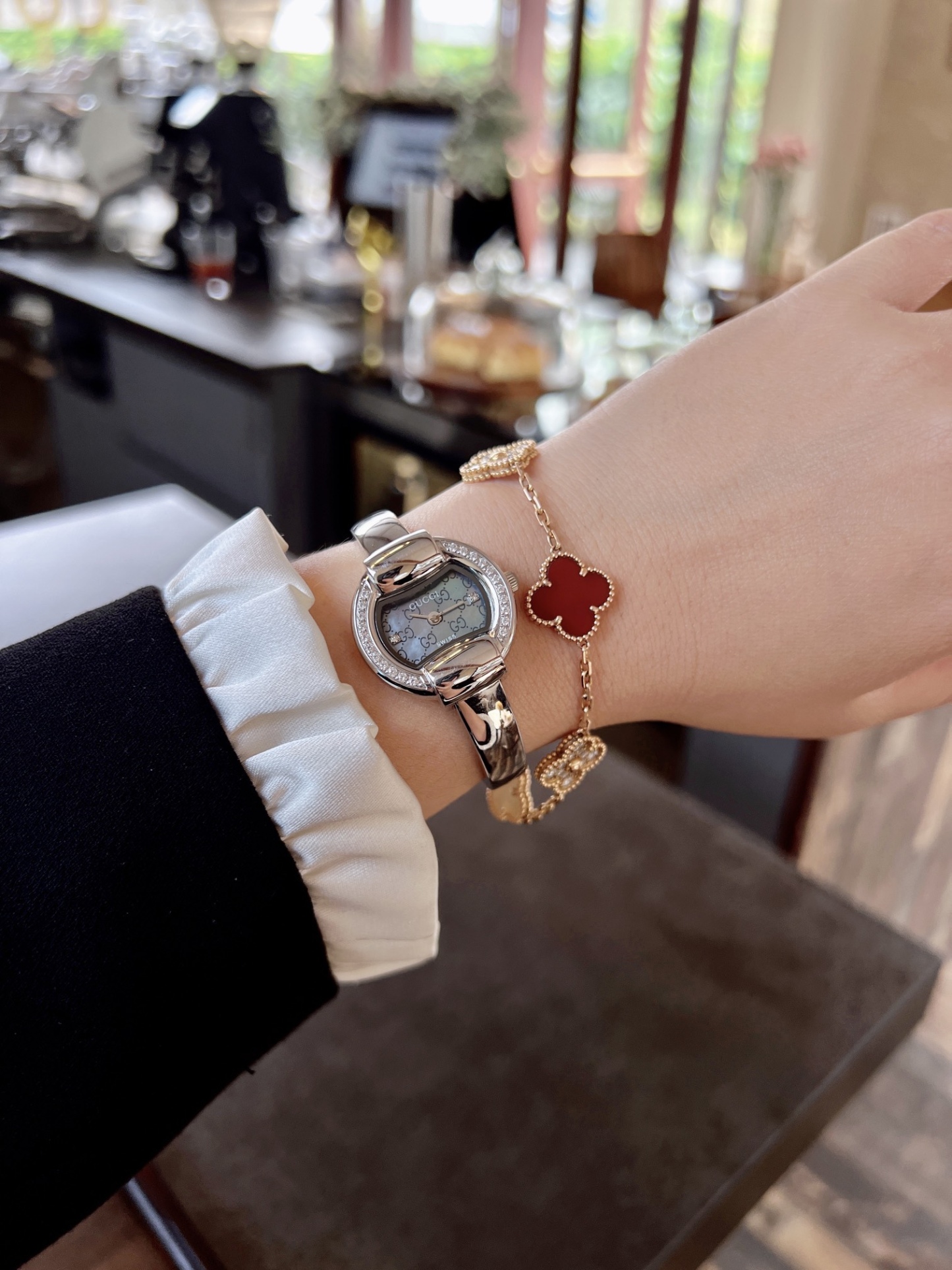 古馳
Gucci 瑞士日內瓦最新限量款升級版到貨（後蓋全新加重處理，重做原裝對版鑲鑽字面。字面鑲嵌八箭八星兩個閃亮的鋯鑽石💎，細節誠意滿滿💎區別以往老舊版本，歡迎品鑒👏👏），表徑25mm，厚度7.5mm，藍寶石玻璃，表面把頭都有經典雙G logo設計元素，非常經典，適合小手腕佩戴，小巧玲瓏，溫婉細膩