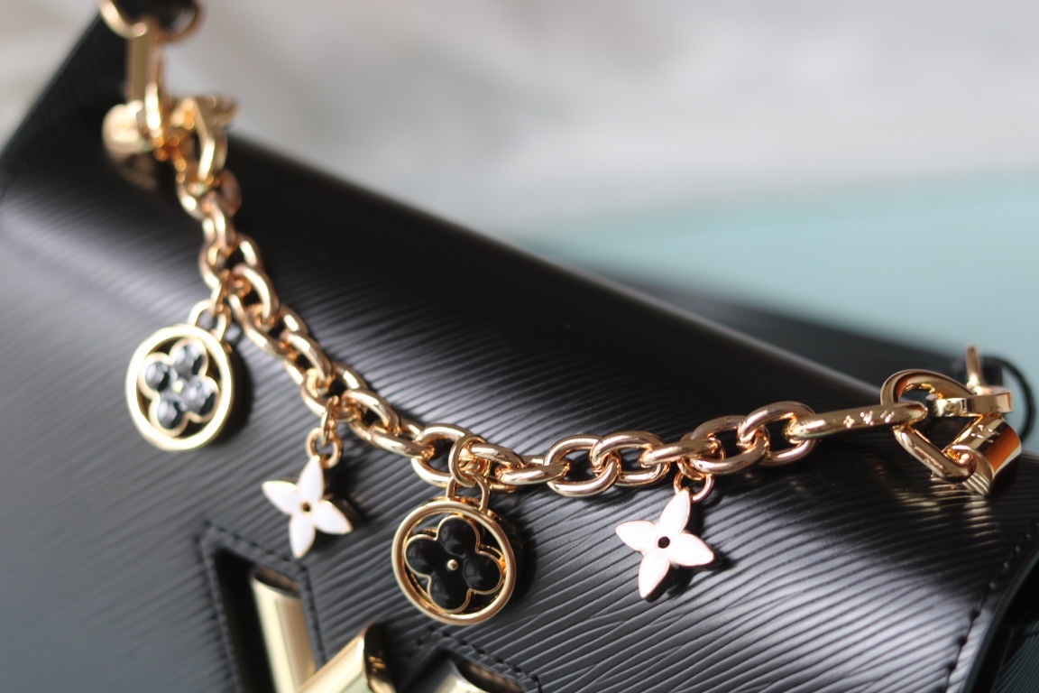 [玫瑰]最新款[玫瑰][玫瑰] 原版品質【獨家實拍 款號:50506/M11723/M11724/M11725 】
 本款 Twist 中號手袋擁有 Epi 皮革的考究肌理，搭配牛皮革內襯和光滑牛皮革飾邊。琺 Monogram 花卉懸掛於纖細鏈條，可拆卸並調節的肩帶實現肩背和斜挎選擇。17 x 9.5 x 23釐米(高 x 寬 x 長度)