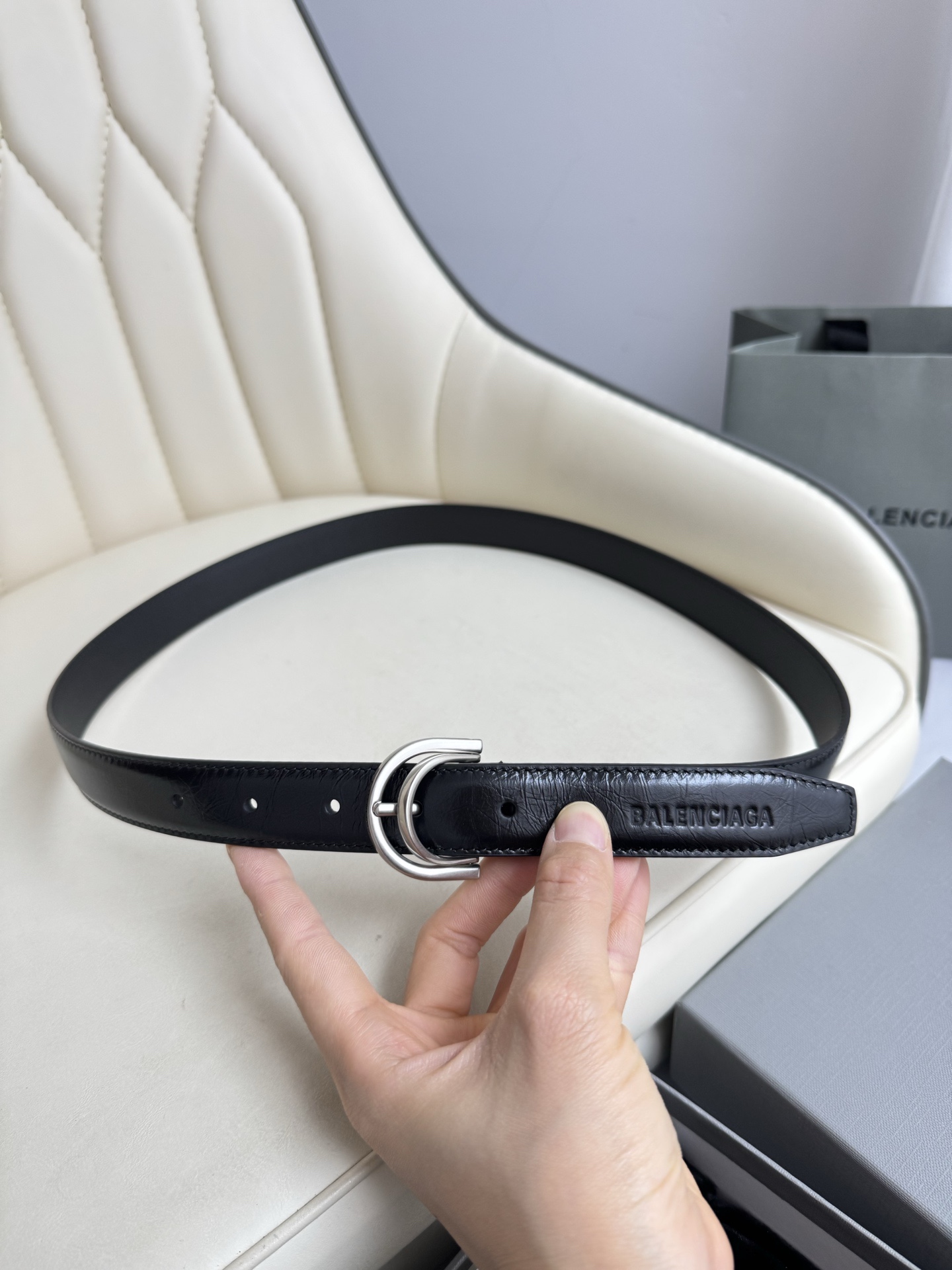 巴黎世家（Balenciaga）寬度2.5cm 是法國的奢侈品牌，作為時尚界最具影響力品牌之一的地位。設計師源於：都市時尚潮流獨特的設計風格，採用進口小牛皮製作；搭配純銅復古五金，使其更具魅力。值得擁有的百搭精品