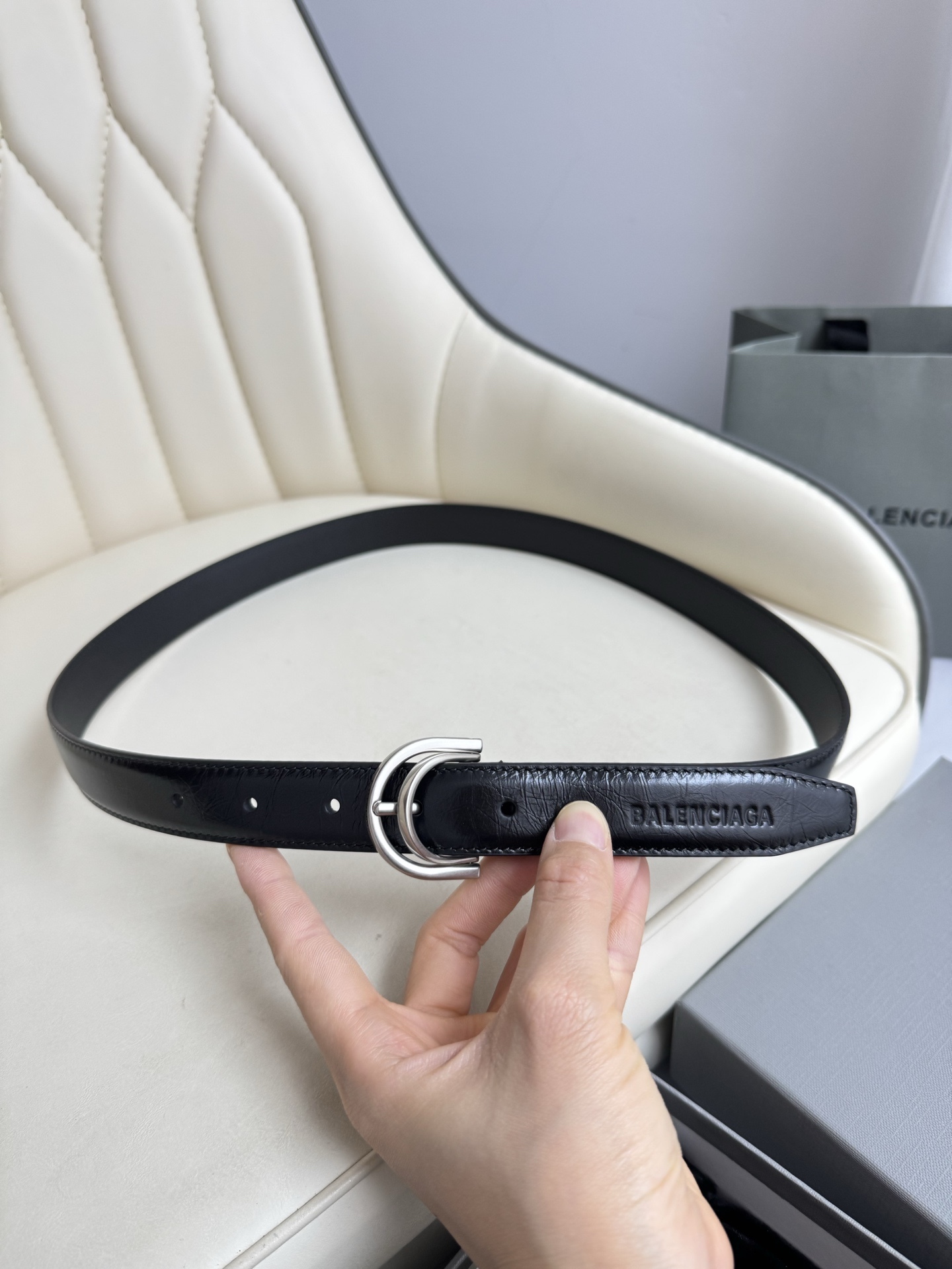 巴黎世家（Balenciaga）寬度2.5cm 是法國的奢侈品牌，作為時尚界最具影響力品牌之一的地位。設計師源於：都市時尚潮流獨特的設計風格，採用進口小牛皮製作；搭配純銅復古五金，使其更具魅力。值得擁有的百搭精品