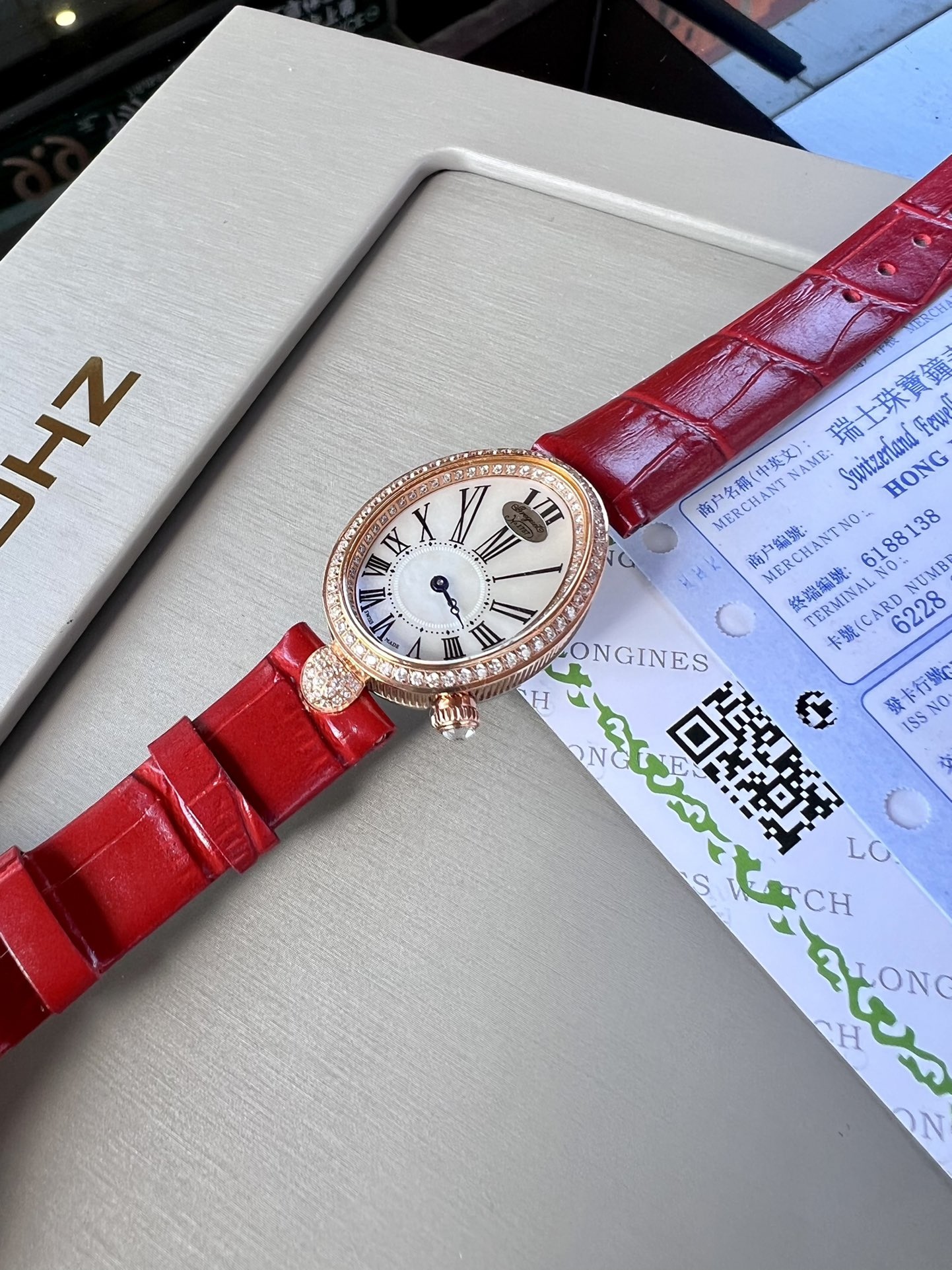 優雅出品史上最強復刻女表——寶璣那不勒斯皇后  黃金殼  系列驚艷登場，修正市場版本的所有不足，高貴典雅，盡顯女王風範！
【表殼】腕表尺寸分別為中號36.5x28.5毫米 小號33 x 25毫米
鵝卵形表殼高雅大氣，表殼外緣飾有錢幣紋。表圈和表殼周圍鑲嵌共117顆施華洛水晶（約0.99克拉）。表冠處鑲有一顆梨形晶石（約0.26克拉）
【精彩細節】
1.與原裝吻合，在表殼背部均打有貴金屬標識，效果清晰工整，彰顯腕表檔次。2.穹面玻璃，從側面看不僅有魚眼效果，還能折射鑽石帶來的璀璨光芒，更顯腕表高貴血統。
