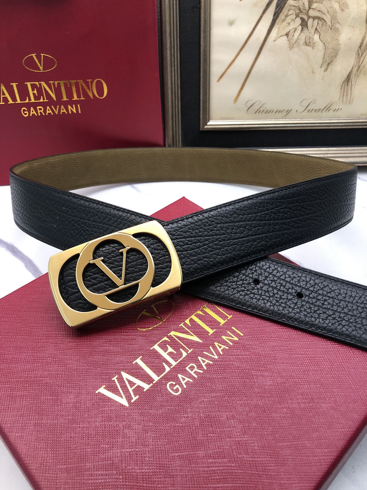 華倫天奴：原單頭層小牛皮壓花紋，內襯頭層鹿皮底，營造織紋外觀。飾以標誌原單扣。專櫃寬度4.0